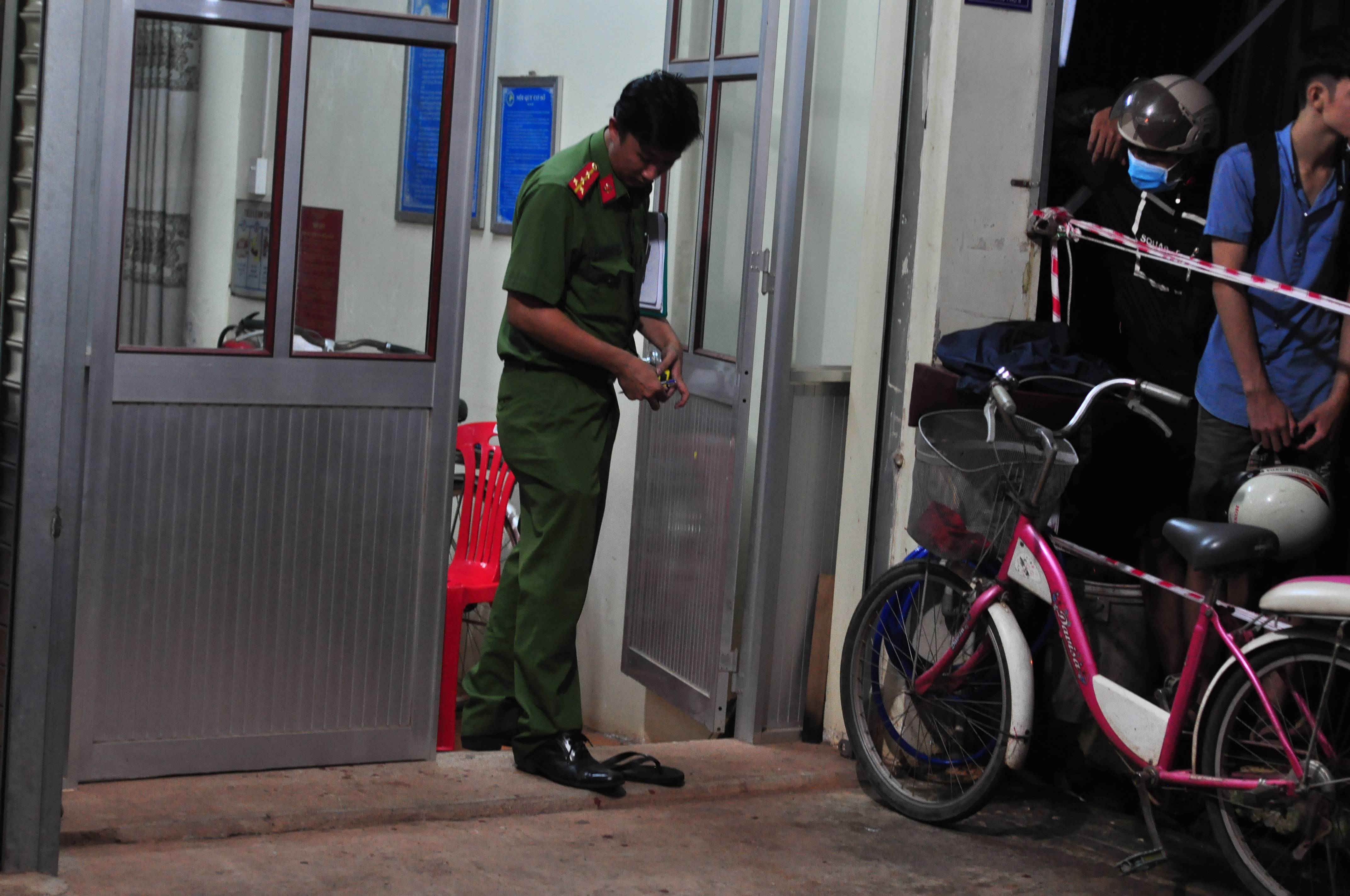 Nữ chủ tiệm thuốc tây bị đâm chết, bố chồng cũng trọng thương
