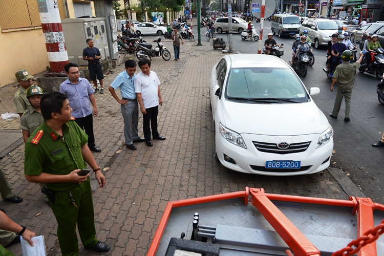 &Ocirc;ng Đo&agrave;n Ngọc Hải, Ph&oacute; Chủ tịch UBND quận 1 trong một lần xử phạt xe biển xanh 80B đậu tr&ecirc;n vỉa h&egrave;