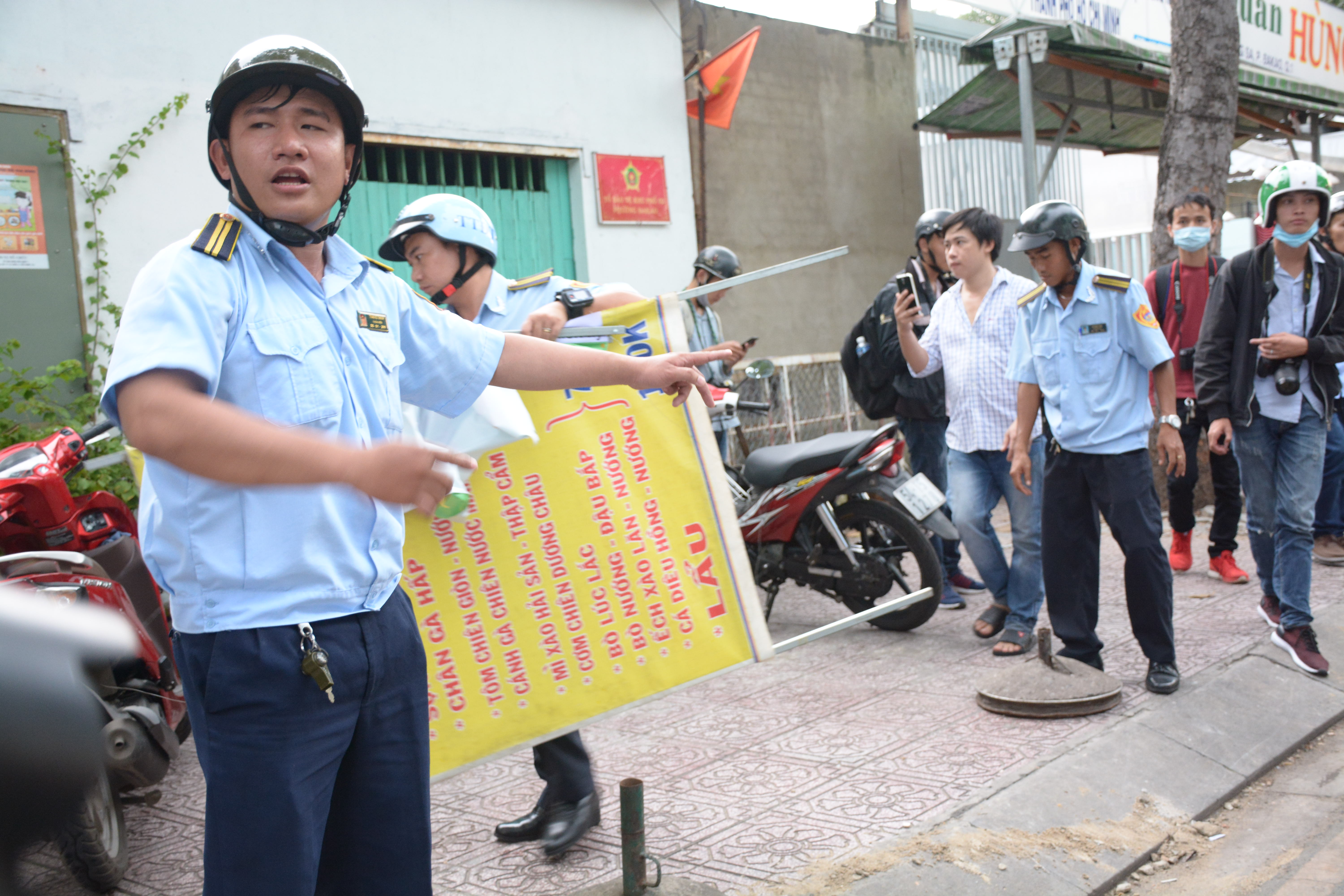 Nhiều c&aacute;n bộ nghỉ việc v&igrave; &aacute;p lực &ldquo;gi&agrave;nh lại vỉa h&egrave;&rdquo; - Ảnh 1.