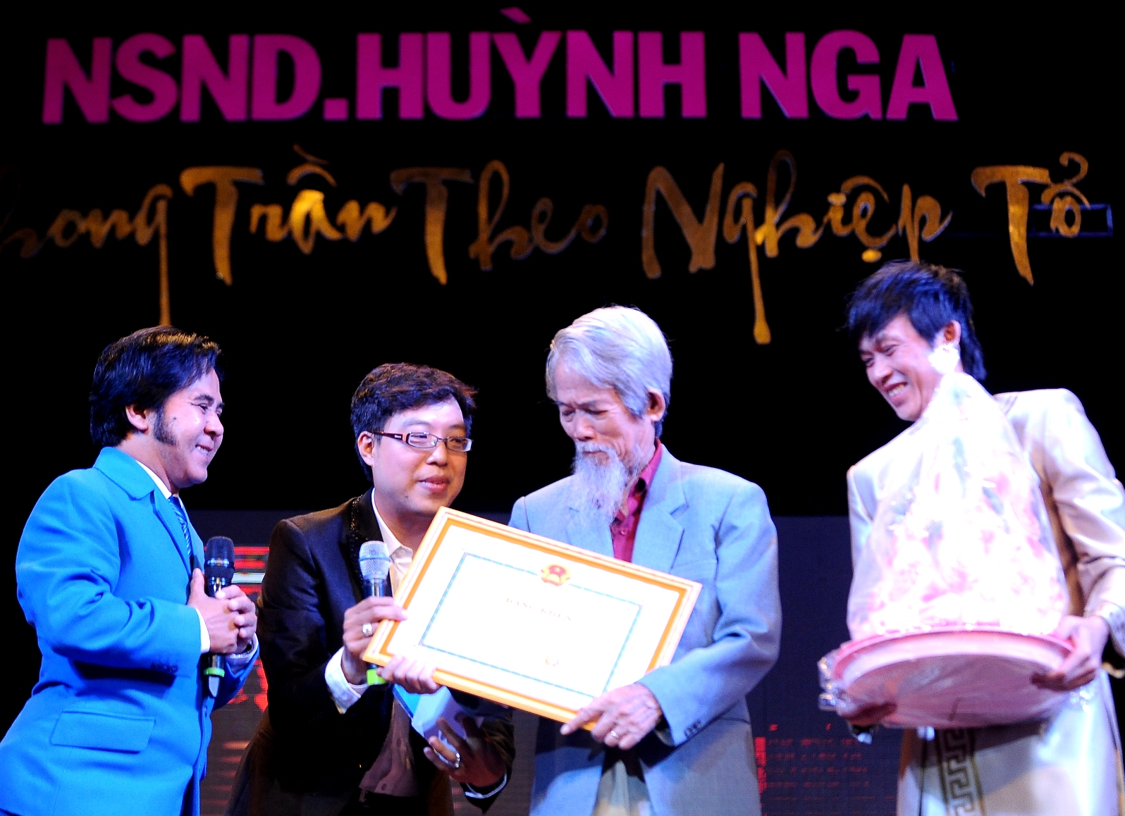 NSƯT Hoài Linh, NS Bạch Long mừng thọ NSND Huỳnh Nga trong live show Phong trần theo nghiệp Tổ do đạo diễn Thanh Hiệp dàn dựng năm 2015 tại Nhà hát TP