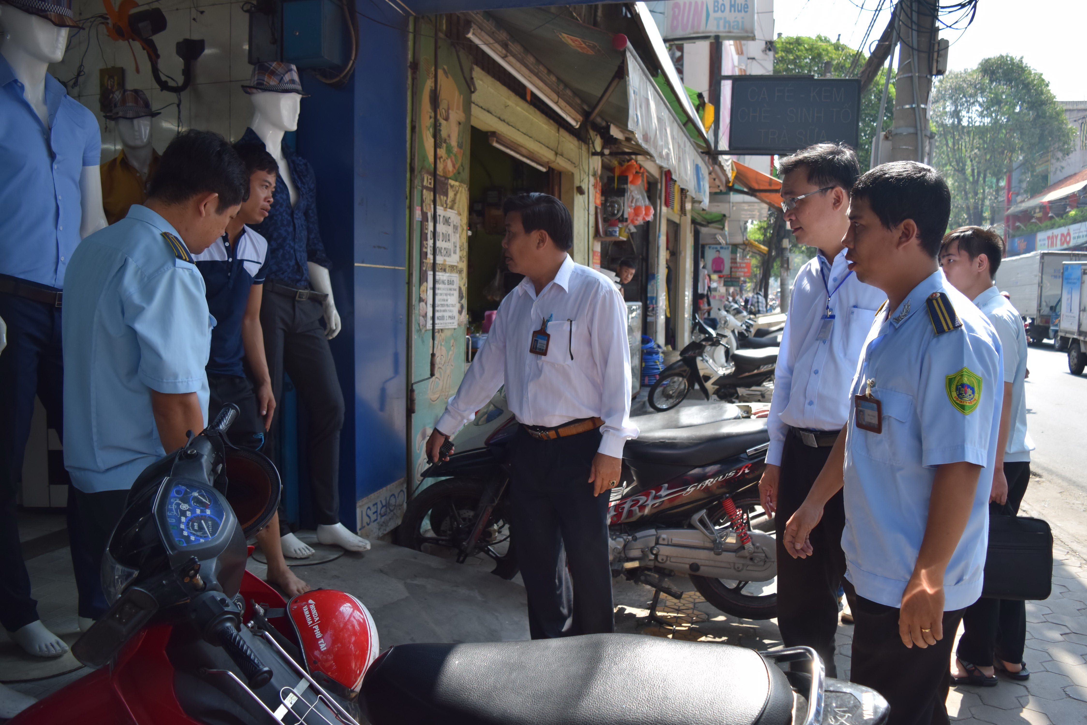 Đo&agrave;n c&ocirc;ng t&aacute;c nhắc nhở người d&acirc;n kh&ocirc;ng lấn chiếm vỉa h&egrave;