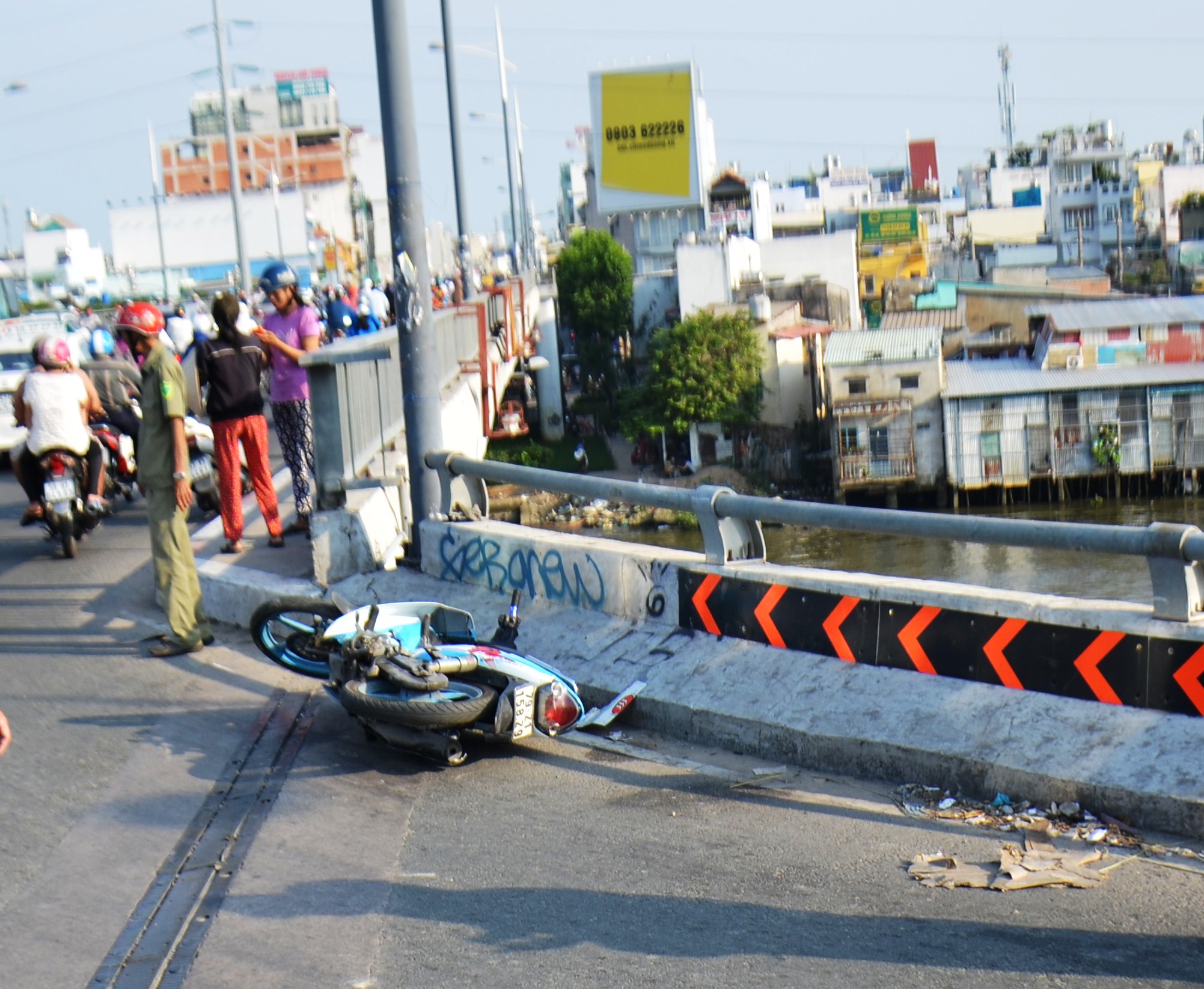 Xe máy va thành cầu, 1 thanh niên té lộn cổ, chết đuối