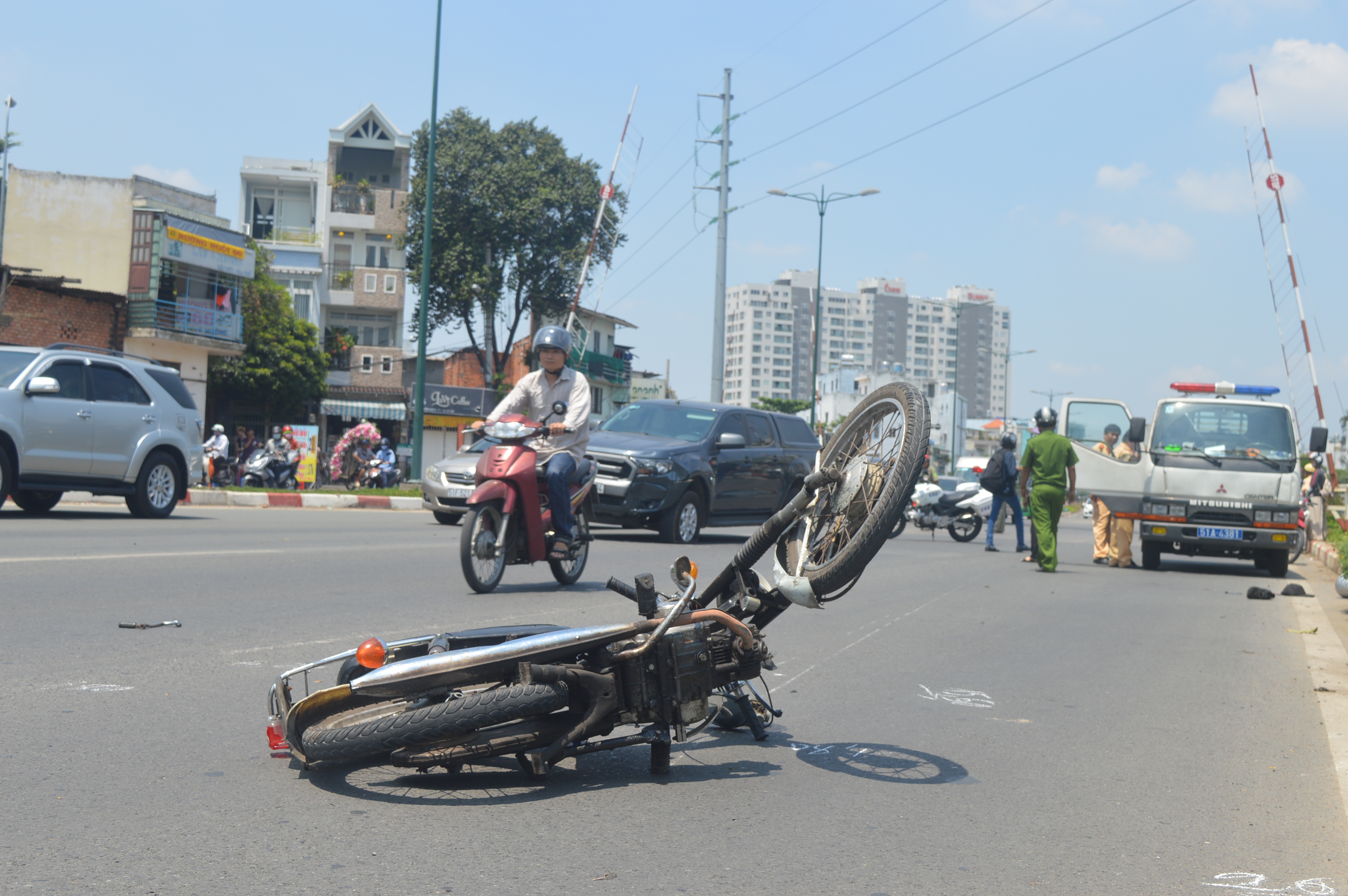 Cố vượt gác chắn xe lửa, "xế hộp" tông xe máy văng hàng chục mét