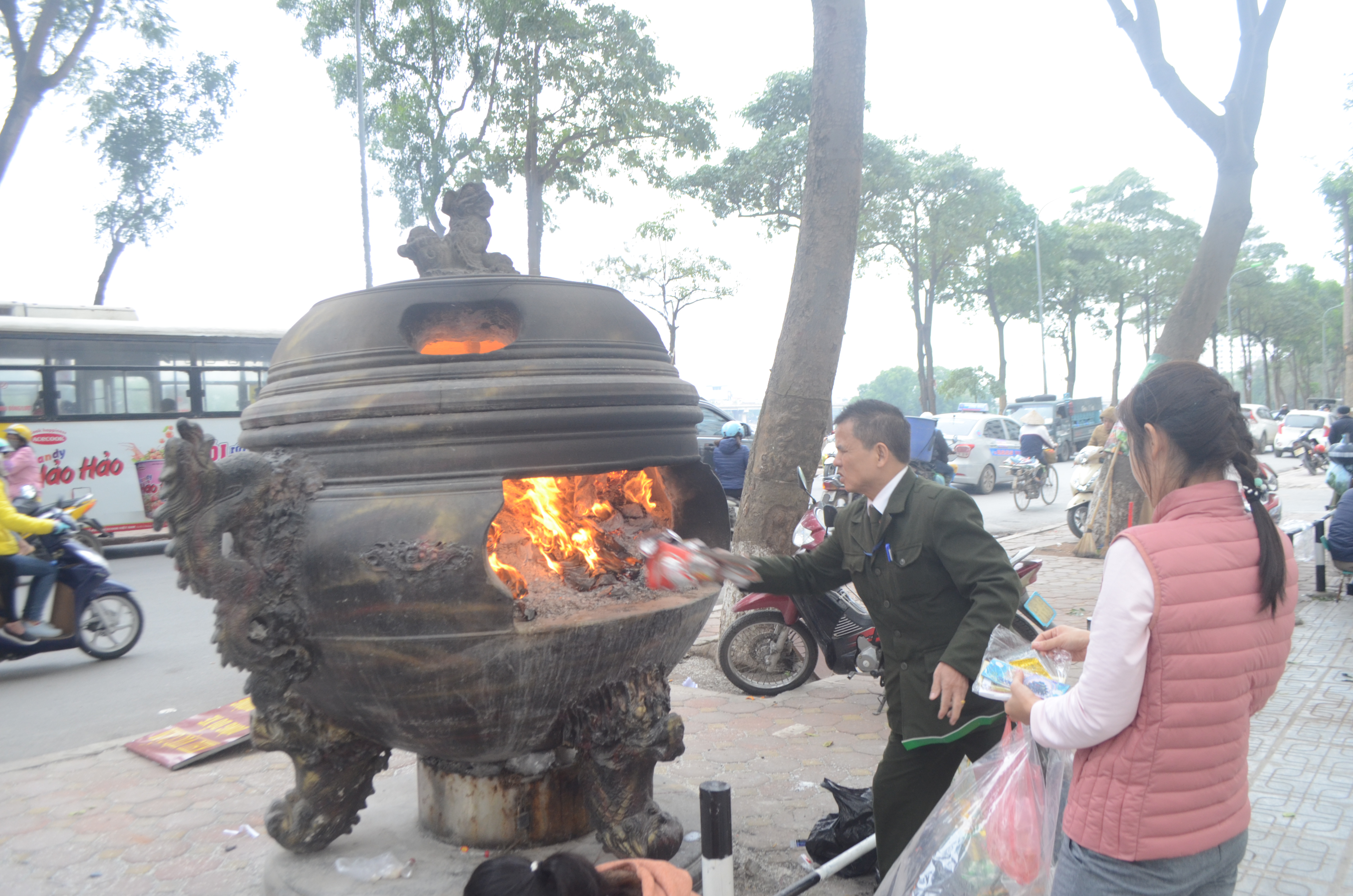 Ngoài thả cá, tại các khu dân cư, người dân nhộn nhịp đốt vàng mã trong ngày cúng ông Công, ông Táo