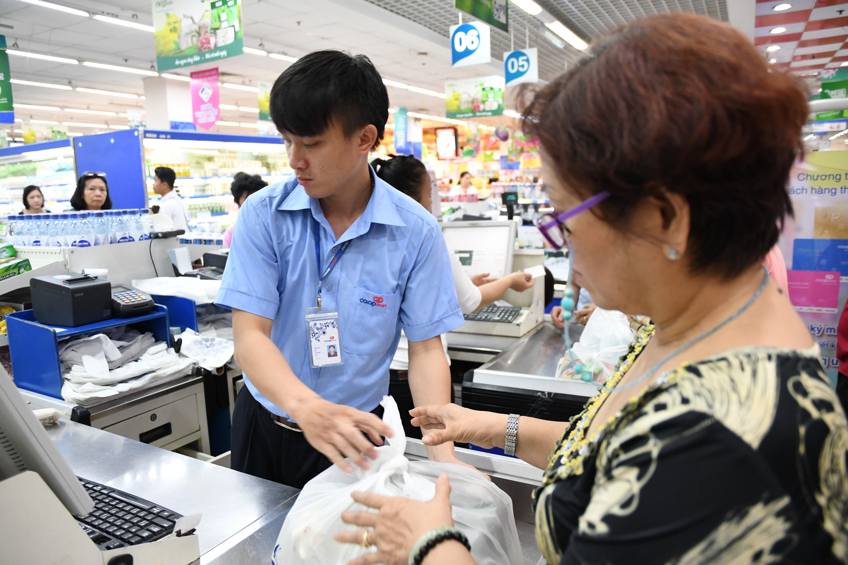 Đi siêu thị Co.opmart mua sữa xanh, mỹ phẩm xanh giảm giá