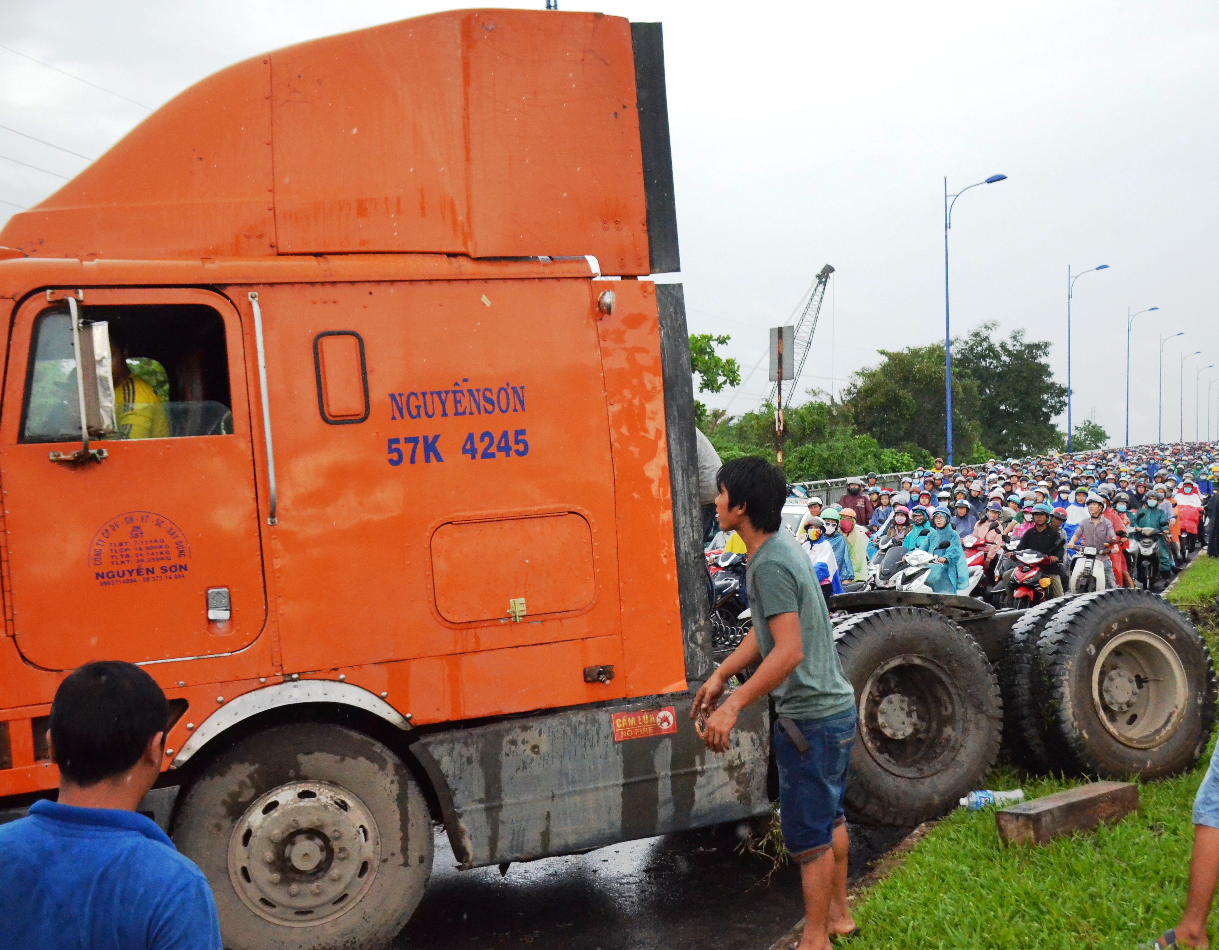 Xe đầu kéo “làm xiếc” trên xa lộ Hà Nội, đường kẹt cứng - Ảnh 1.