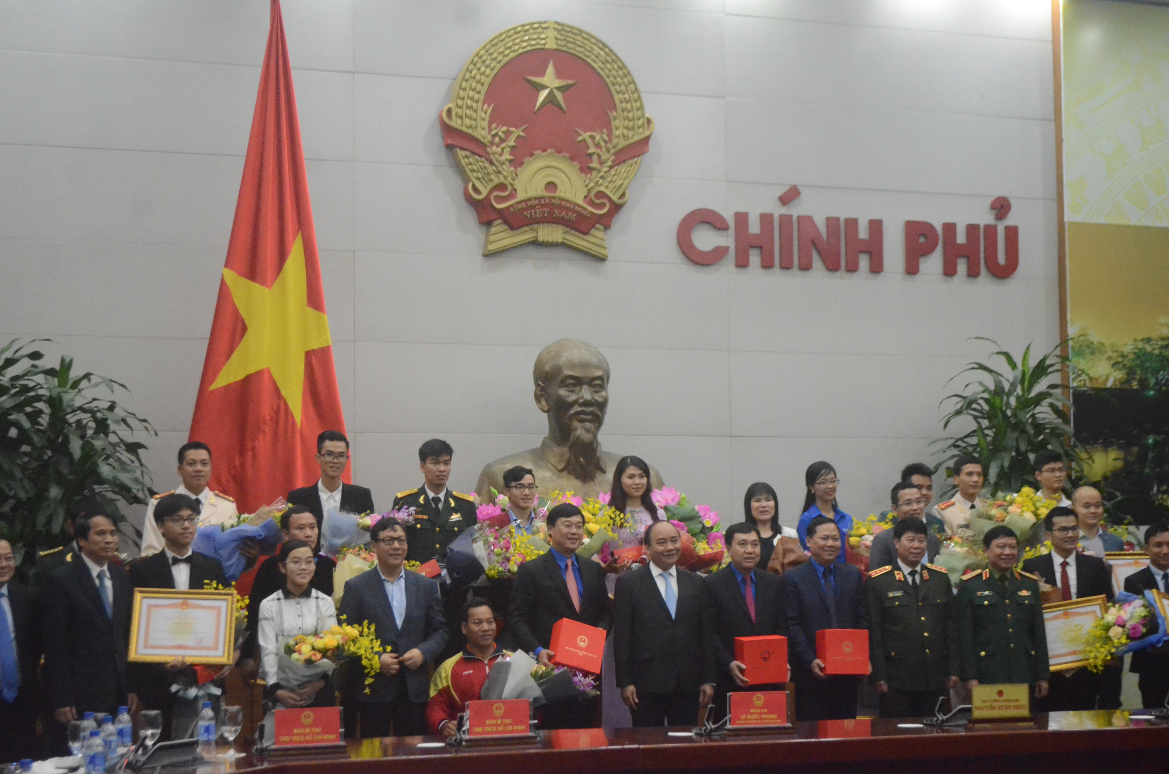 Thủ tướng cởi mở trò chuyện với 10 gương mặt trẻ tiêu biểu