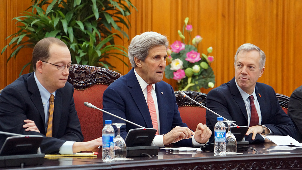 Đại sứ Mỹ tại Việt Nam Ted Osius cho rằng: Chừng n&agrave;o c&ograve;n thở, John Kerry c&ograve;n tiếp tục đ&oacute;ng g&oacute;p cho quan hệ Việt - Mỹ