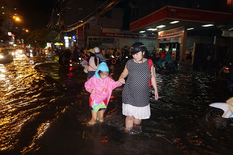 TP HCM: Mưa lớn, nhiều tuyến đường chìm trong biển nước