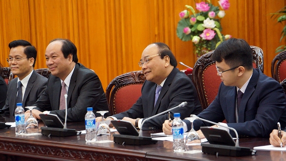Thủ tướng Nguyễn Xu&acirc;n Ph&uacute;c nhắc lại việc L&atilde;nh đạo Việt Nam đ&atilde; c&oacute; lời mời Tổng thống đắc cử Donald Trump dự Hội nghị Cấp cao APEC 2017 v&agrave; thăm ch&iacute;nh thức Việt Nam