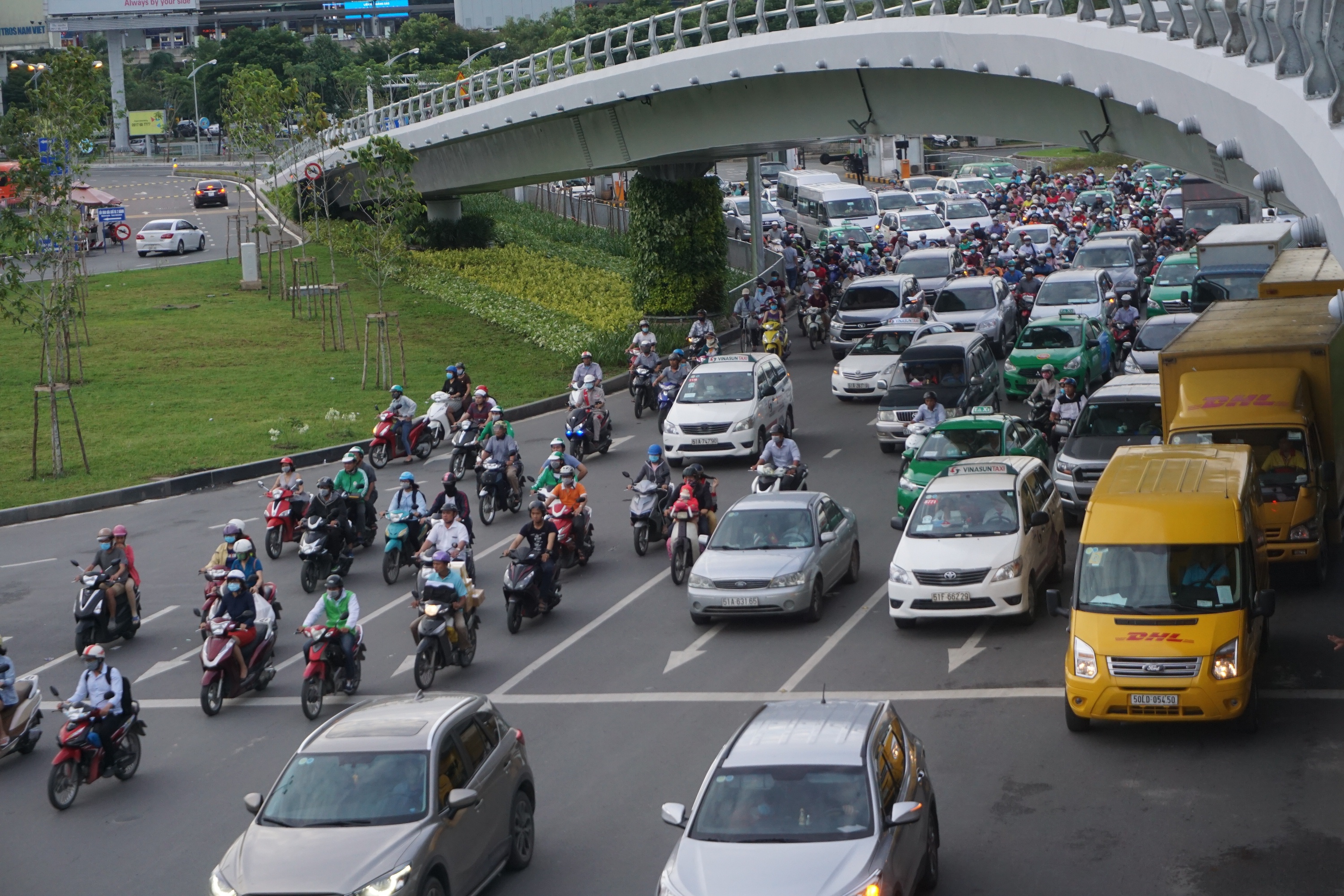 Cửa ng&otilde; s&acirc;n bay T&acirc;n Sơn Nhất hỗn loạn v&igrave; sự cố giao th&ocirc;ng - Ảnh 11.