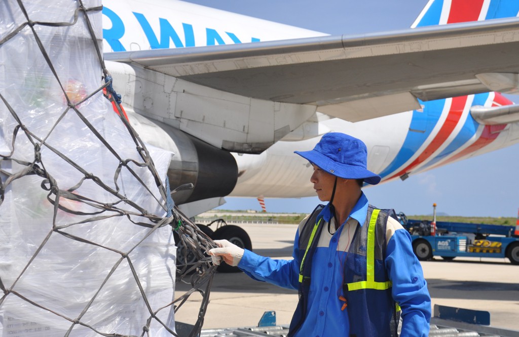 Hàng viện trợ của ASEAN đến với nạn nhân bão số 12