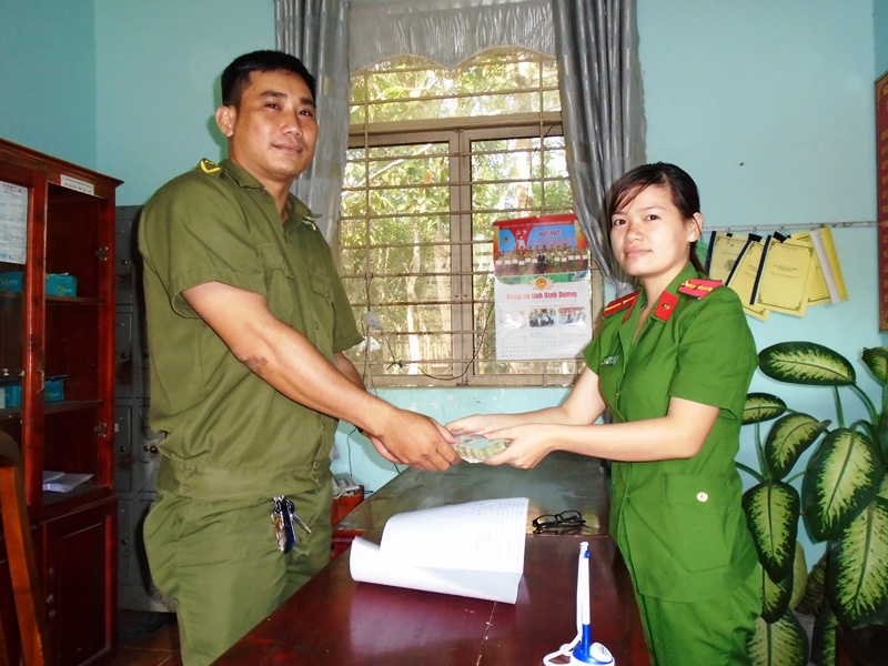 
Nữ thiếu &uacute;y Nguyễn Thị Phương Thảo (b&igrave;a phải) b&agrave;n giao số tiền cho c&ocirc;ng an x&atilde; cất giữ chờ người l&agrave;m rơi đến nhận (Ảnh Ho&agrave;i Phương)

