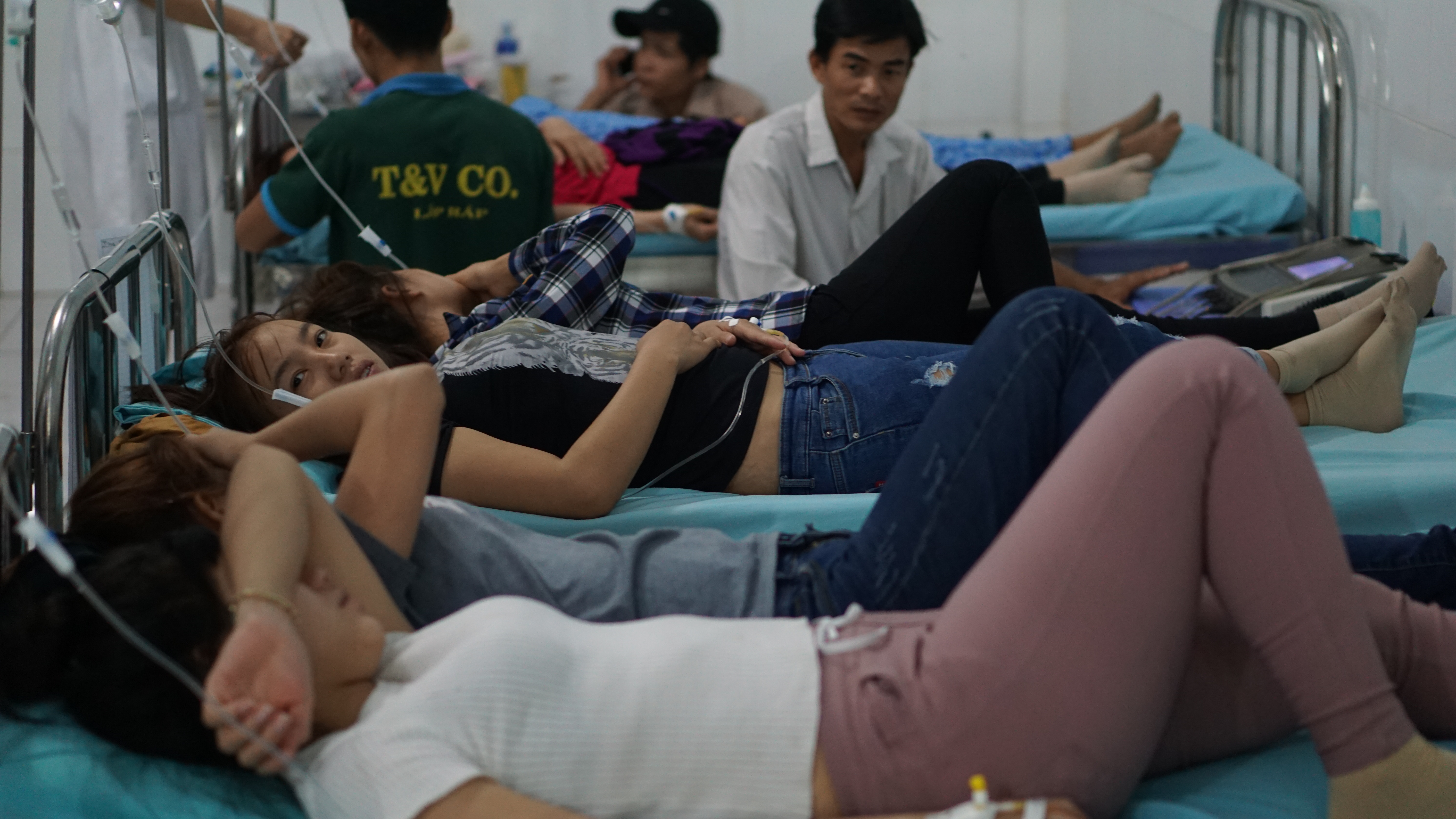 Công nhân ồ ạt nhập viện sau bữa ăn trưa
