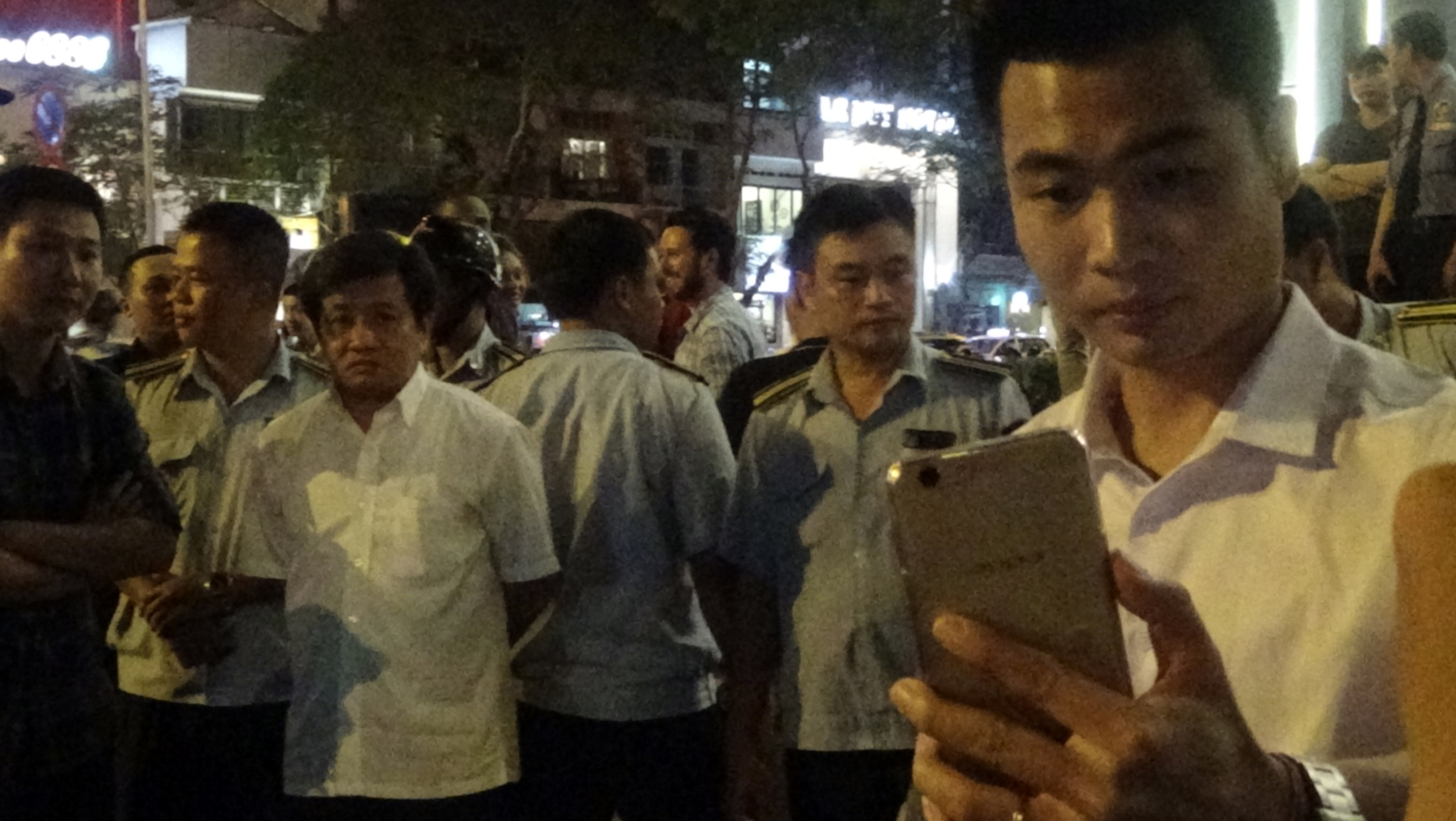 
Nam thanh ni&ecirc;n n&agrave;y n&oacute;i đ&atilde; biết về &ocirc;ng Hải l&acirc;u rồi nay được gặp n&ecirc;n chụp một kiểu h&igrave;nh l&agrave;m kỷ niệm.
