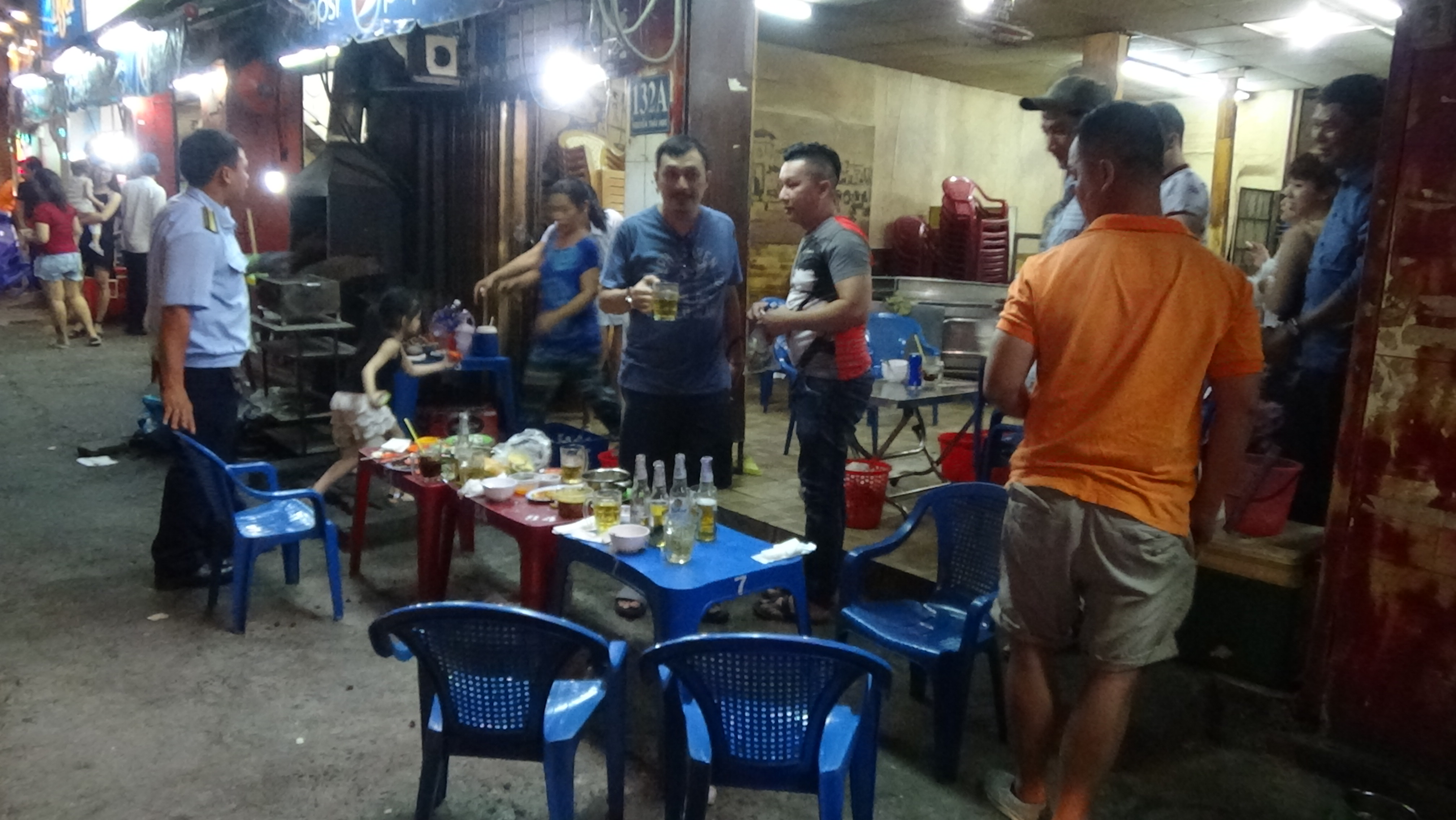 Hai quán nhậu trên đường Nguyễn Thái Học bị phạt tổng cộng 9 triệu đồng, thu giữ bàn ghế, mái che và lò nướng.