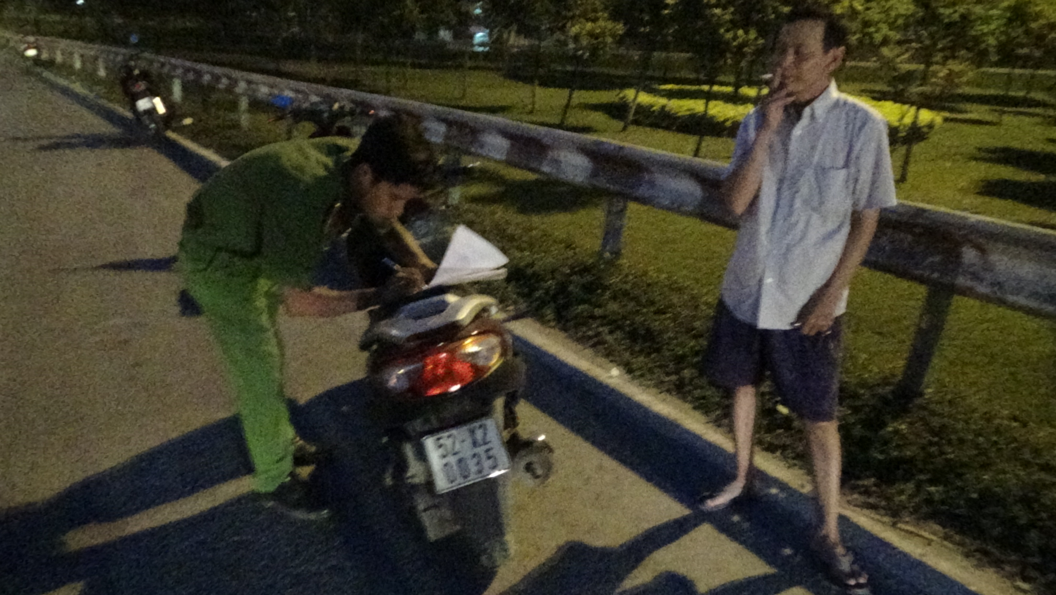 Lực lượng chức năng lập biên bản ghi nhận vụ việc.