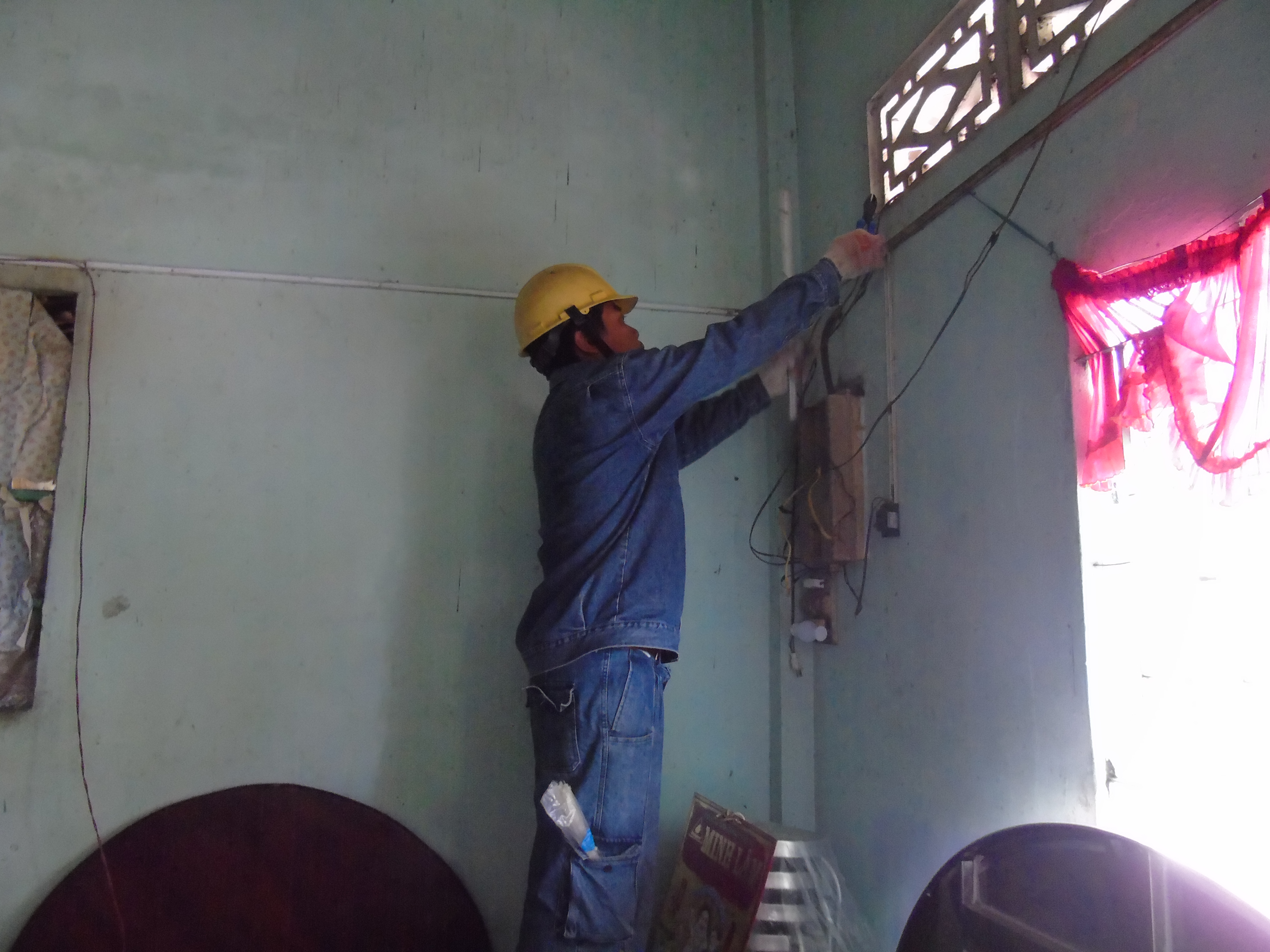 Sợ dân "ẩu", điện lực TP HCM sửa điện miễn phí