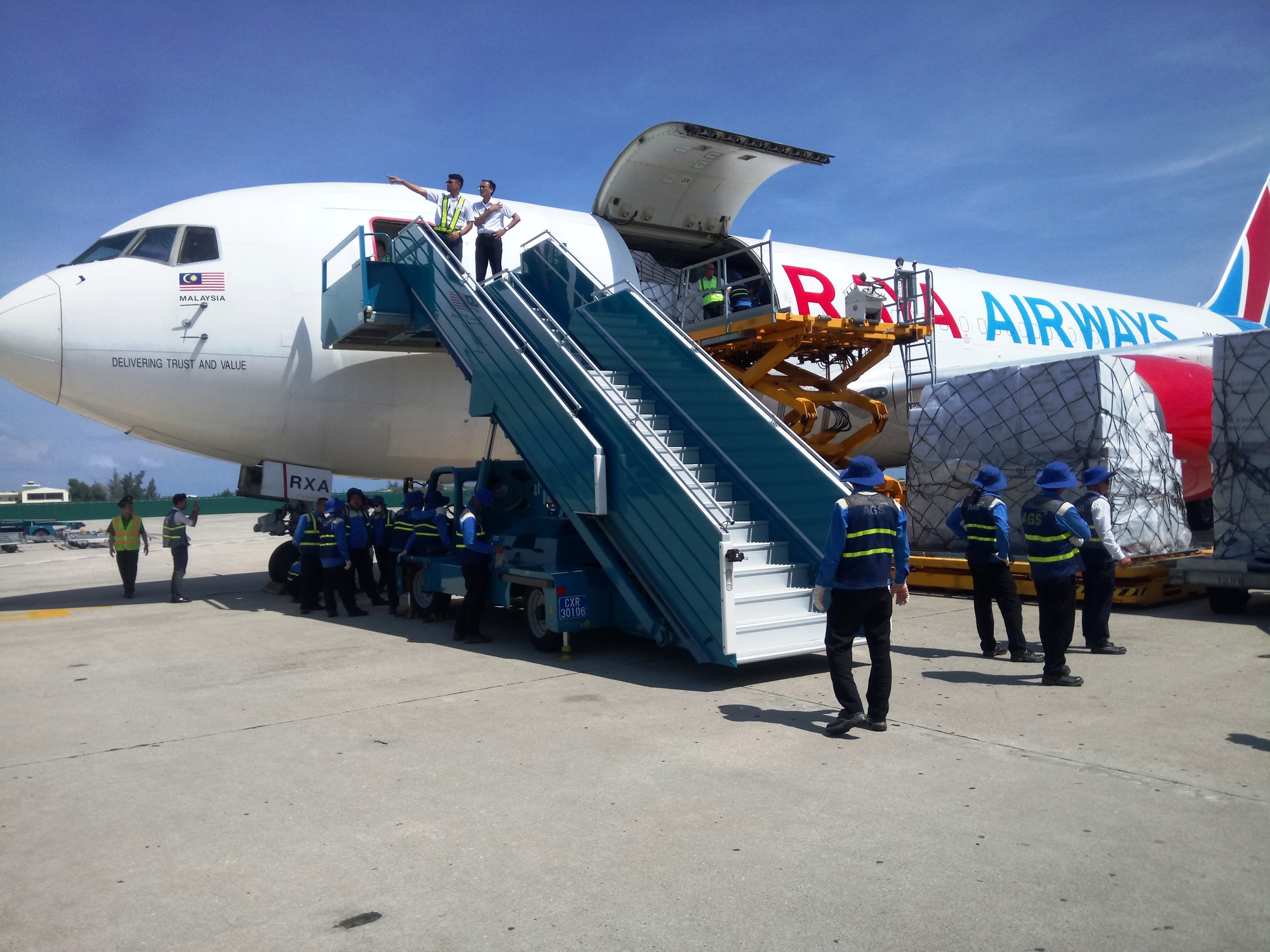 Hàng viện trợ của ASEAN đến với nạn nhân bão số 12 - Ảnh 1.