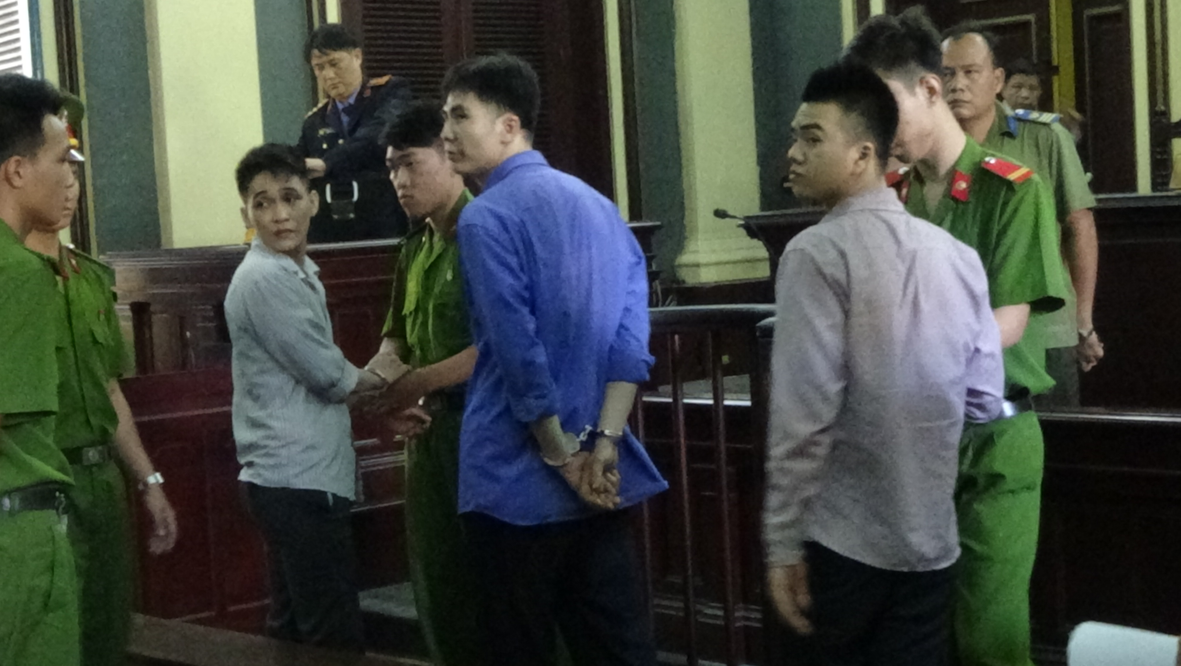 Qua Lào du lịch, ham tiền không "đường về"