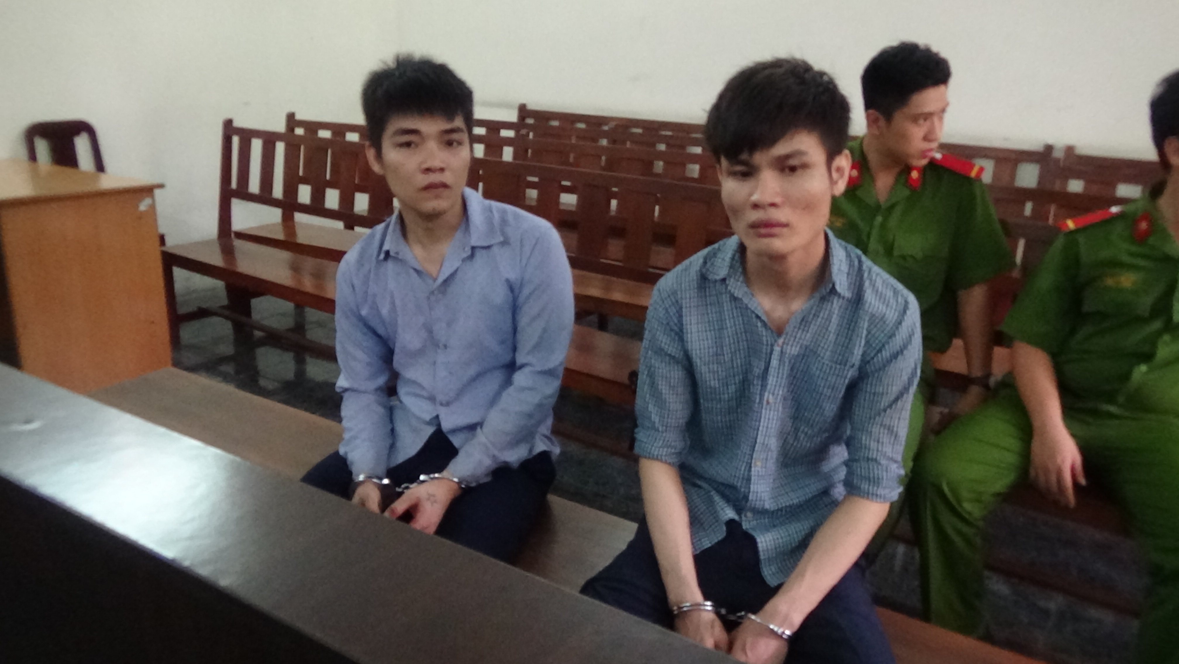 Bị cáo Trịnh Bá Tuấn và Nguyễn Hà Minh Quân tại phiên tòa.