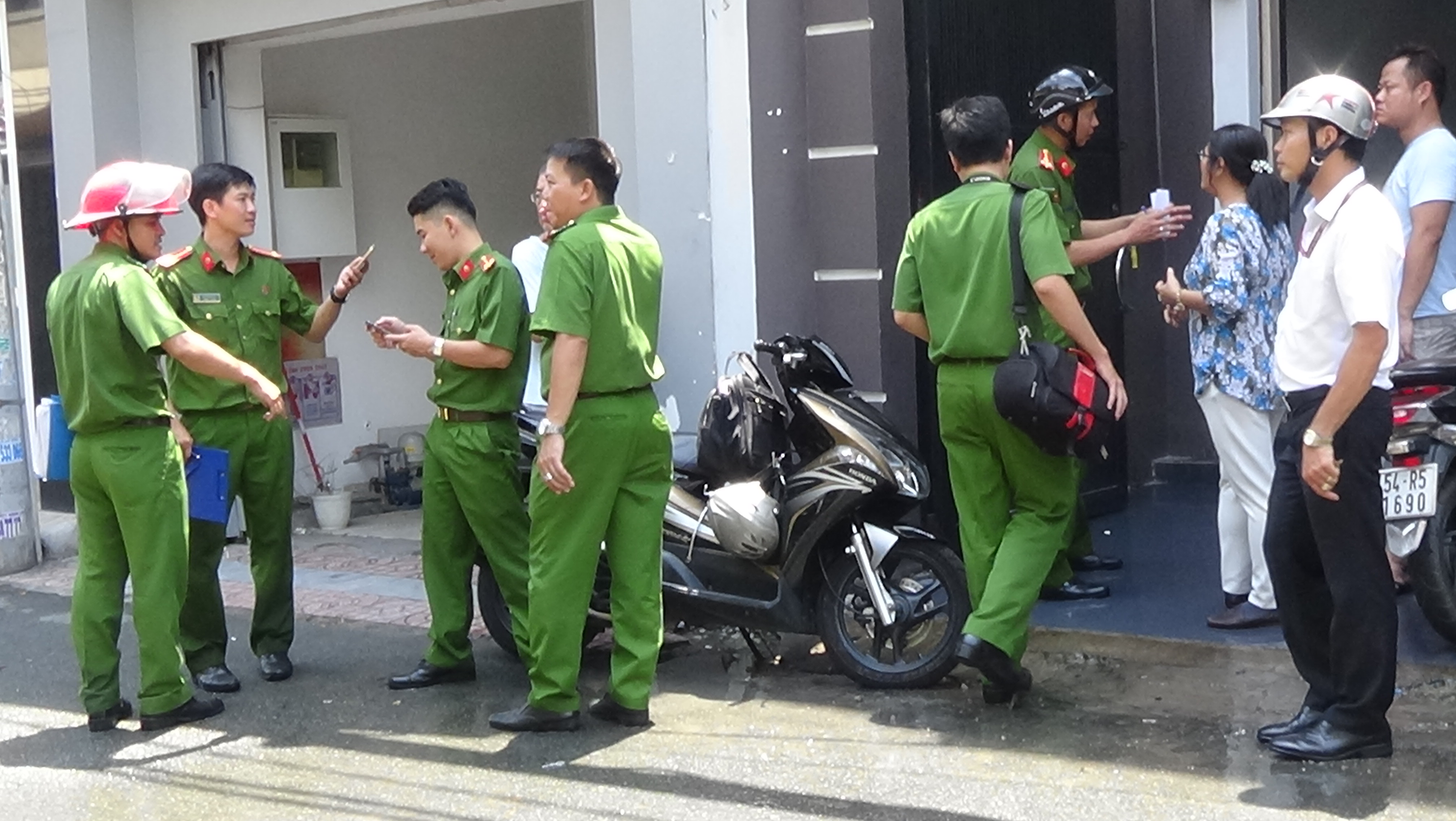 Ch&aacute;y ph&ograve;ng lồng tiếng, 2 diễn vi&ecirc;n su&yacute;t chết - Ảnh 1.