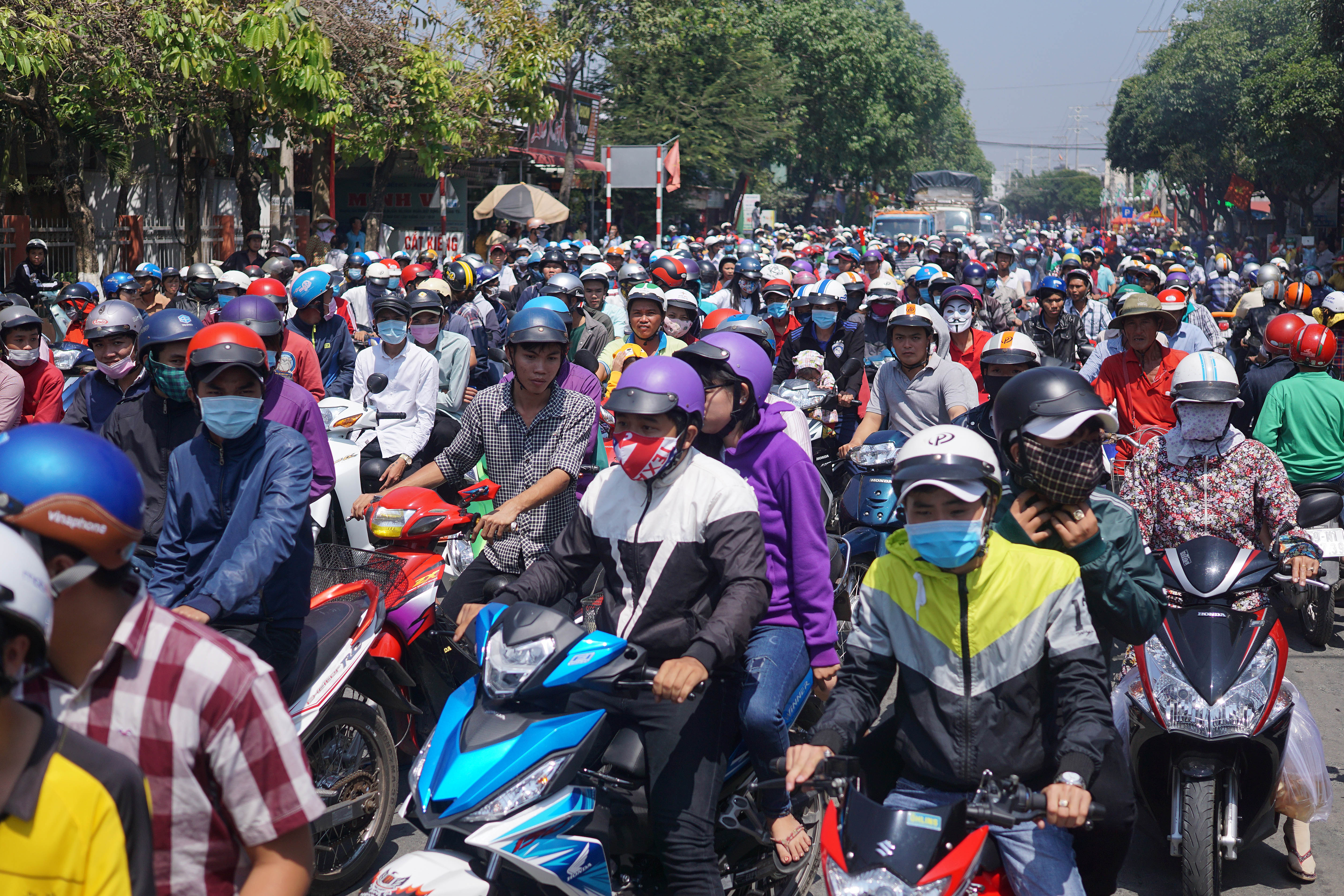 
Kh&ocirc;ng kh&iacute; n&aacute;o nhiệt diễn ra khắp c&aacute;c đường phố của thị trấn Tầm Vu với con em xa xứ v&agrave; kh&aacute;ch thập phương đổ về
