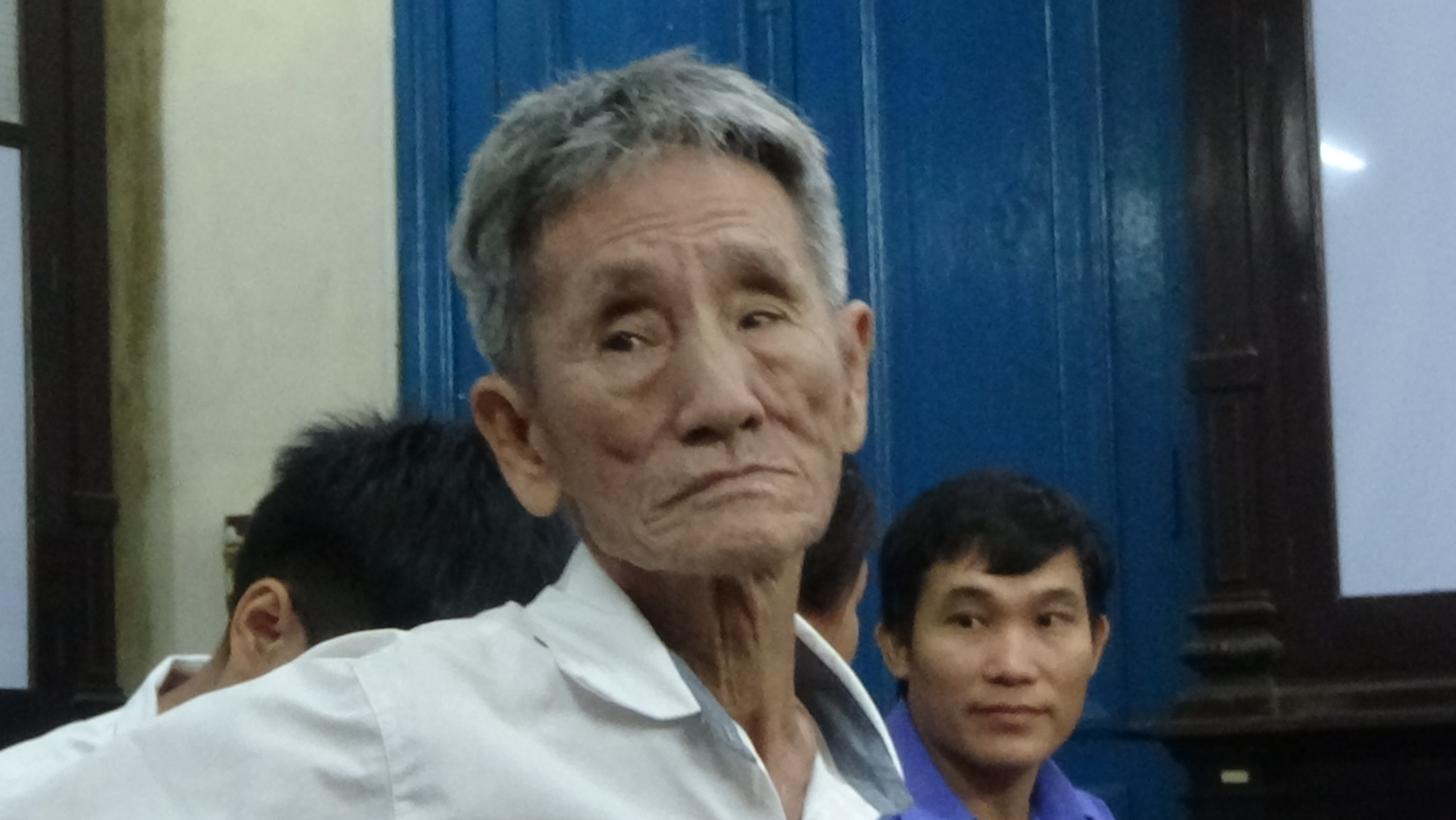 &Ocirc;ng l&atilde;o nhặt ve chai cụt tay l&ocirc;i cổ, hiếp d&acirc;m b&eacute; g&aacute;i  - Ảnh 1.