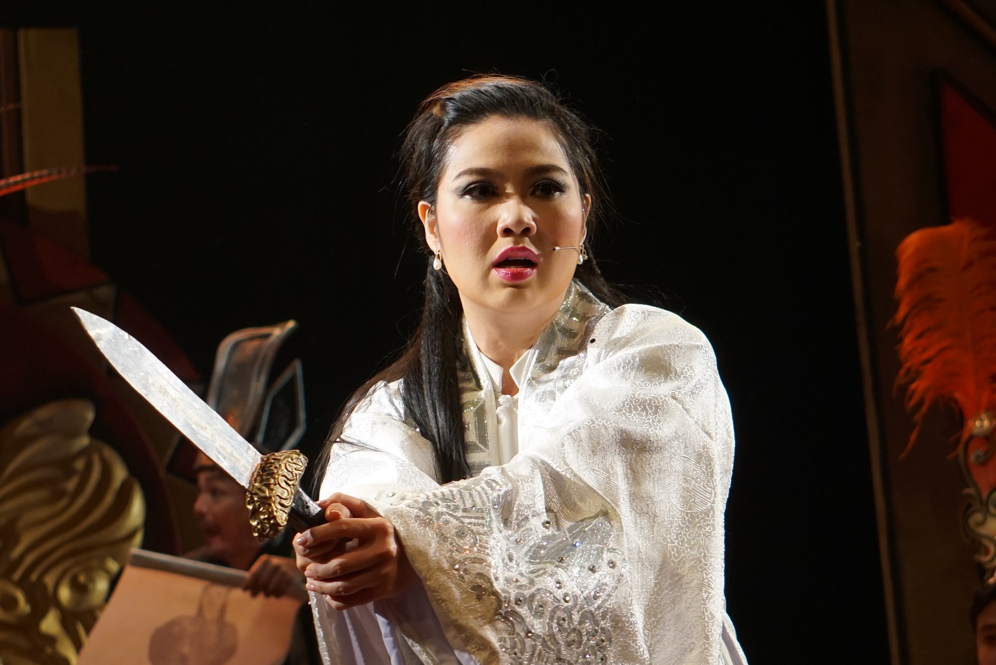 Lê Khánh bị "phanh thây" trong nhạc kịch Tiên Nga
