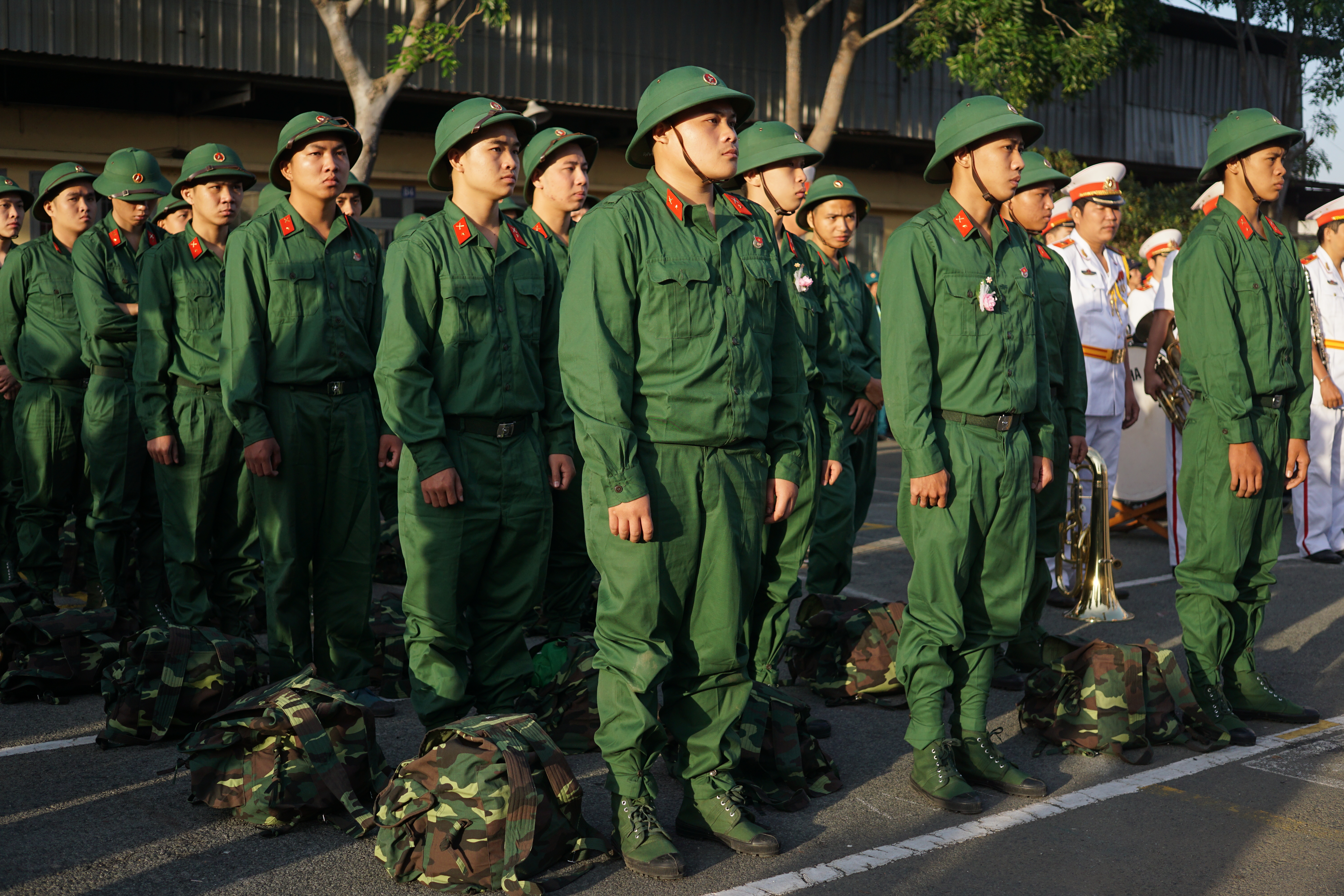 Năm 2017, TP HCM có 4.081 công dân nhận lệnh nhập ngũ (gồm: 3.900 lệnh chính thức, 181 lệnh dự phòng). Trong đó, Đảng viên nhận lệnh là 168 người (đạt 100% chỉ tiêu đề ra); công dân nhận lệnh có trình độ trung cấp, cao đẳng, đại học là 1.690 người (đạt hơn 40%).