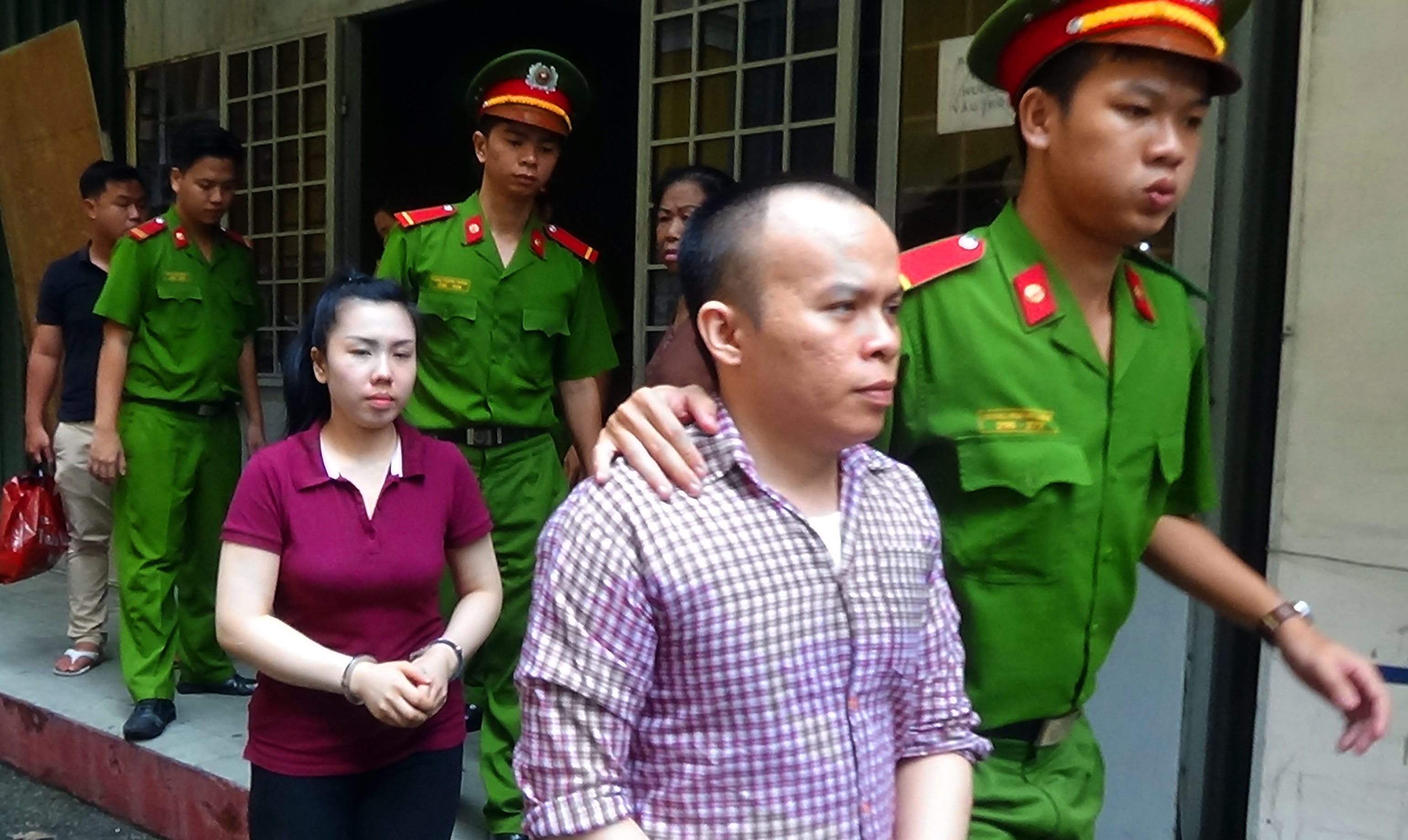 Đôi nam nữ buôn "viên nữ hoàng" bị bắt trước khách sạn