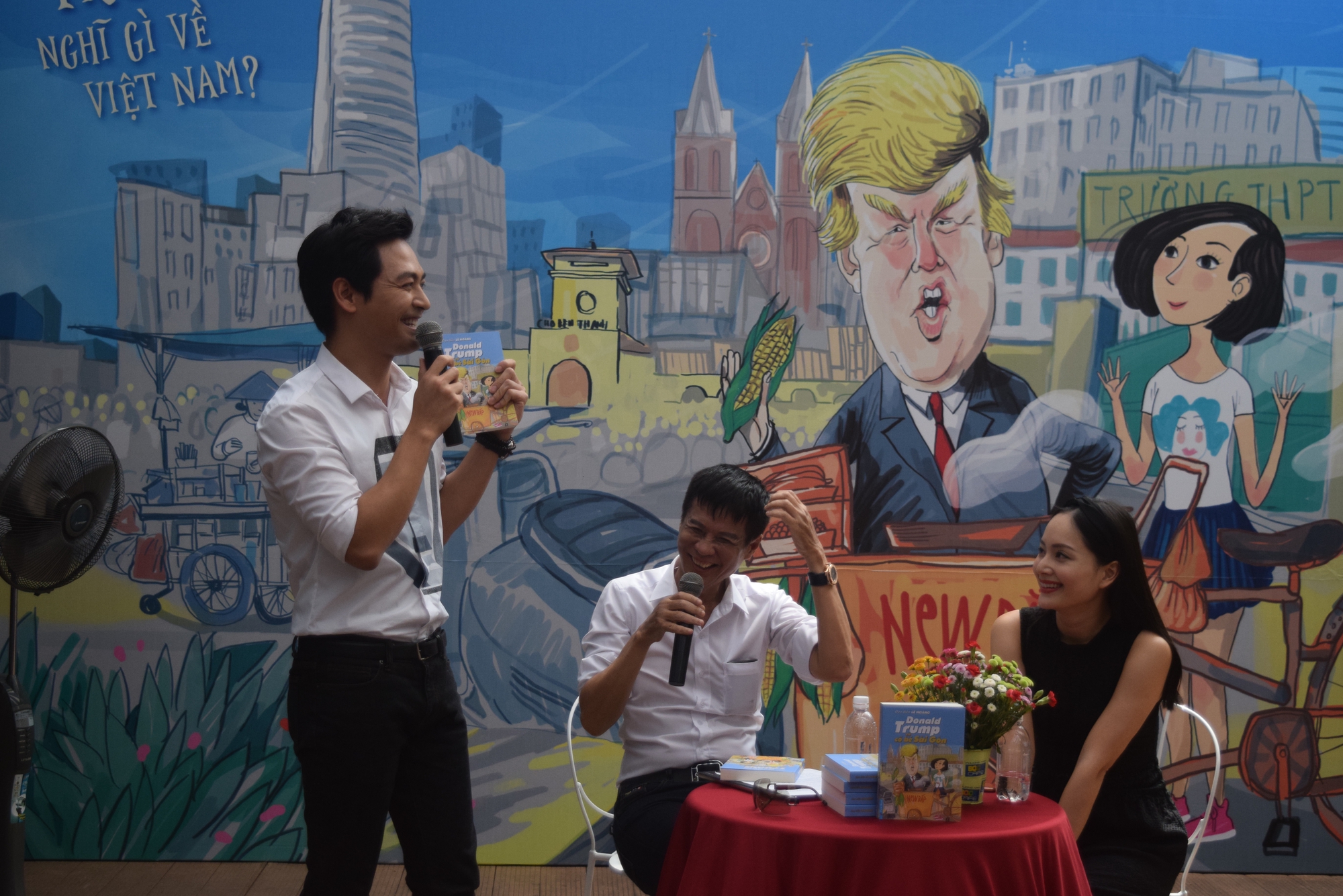 Đạo diễn L&ecirc; Ho&agrave;ng viết Donald Trump v&agrave; c&ocirc; b&eacute; S&agrave;i G&ograve;n trong 24 ng&agrave;y - Ảnh 2.