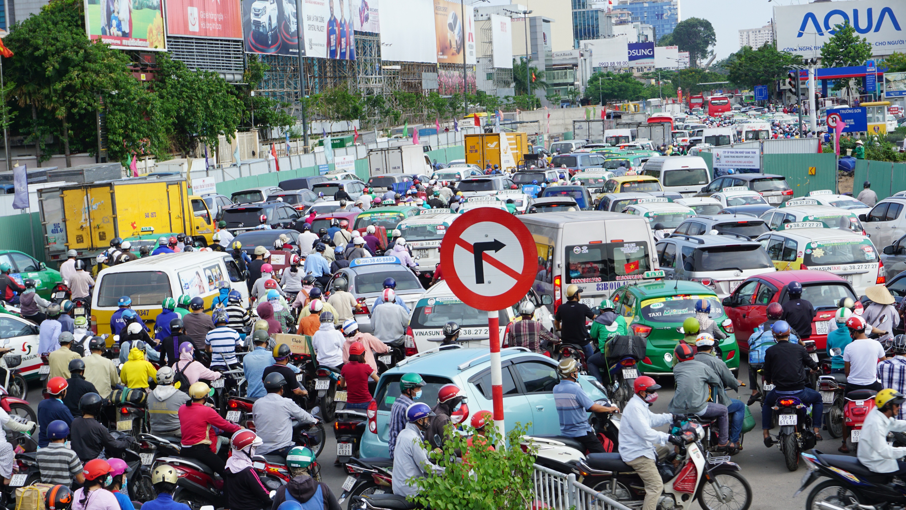 Dân ùn ùn đi nghỉ lễ, cửa ngõ sân bay Tân Sơn Nhất kẹt cứng