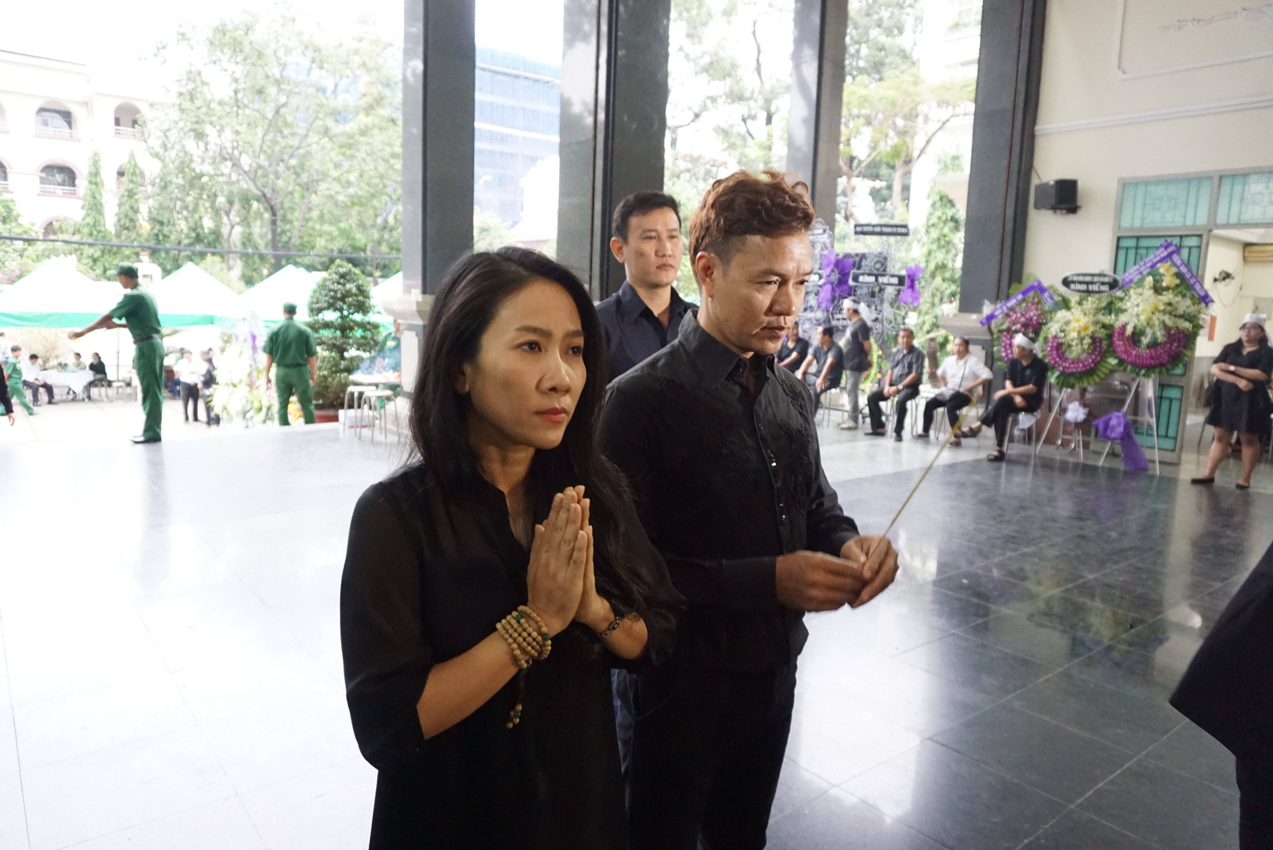 NSƯT Vân Khánh và ca sĩ Anh Bằng thắp nén hương tiễn biệt PGS - nhạc sĩ Ca Lê Thuần
