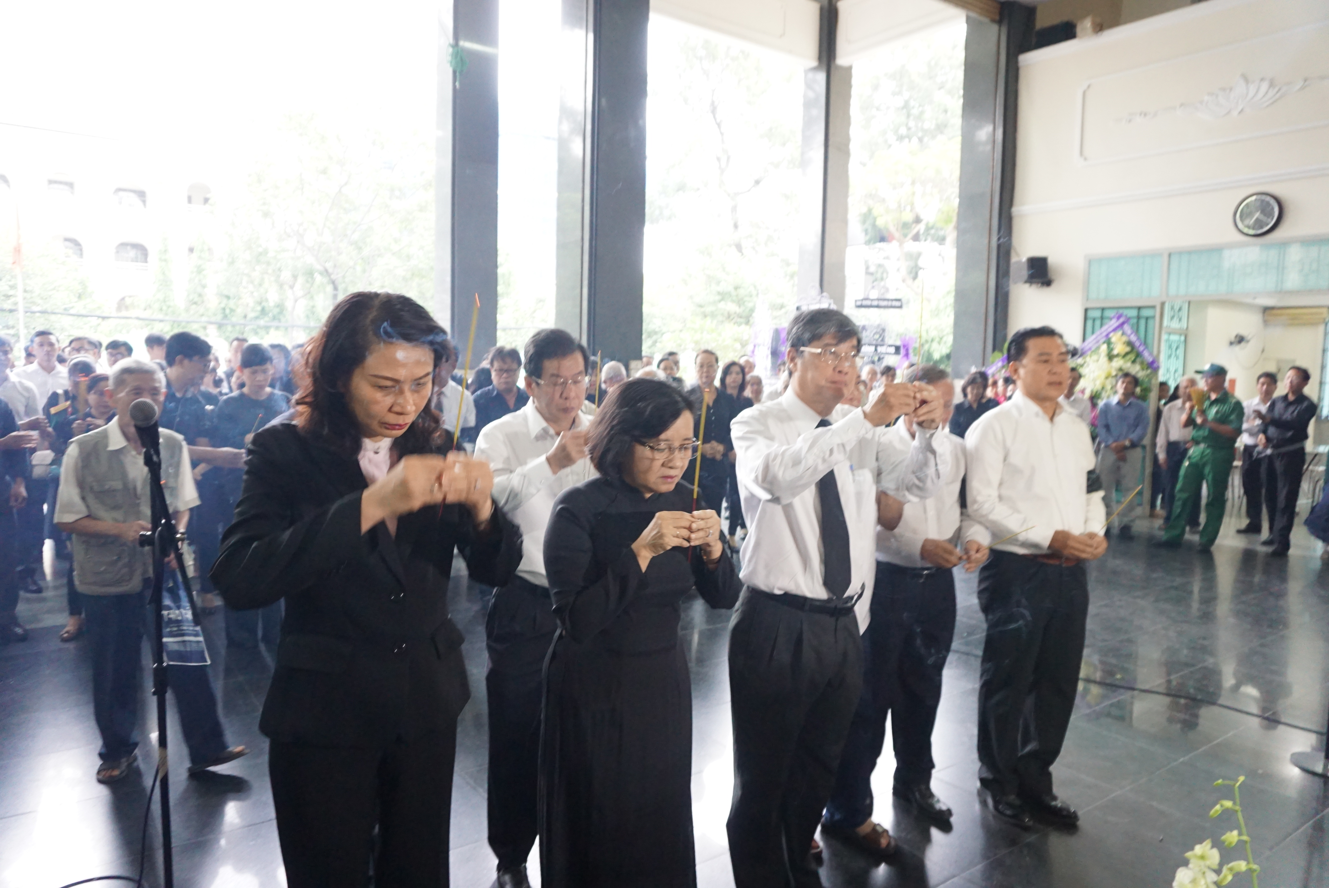 Bà Thân Thị Thư - Trưởng Ban Tuyên giáo Thành ủy TPHCM, bà Nguyễn Thị Thu - Phó Chủ tịch UBND TPHCM và ông Nguyễn Văn Đua - nguyên Phó Bí thư Thường trực Thành ủy - thắp hương tiễn biệt PGS - nhạc sĩ Ca Lê Thuần