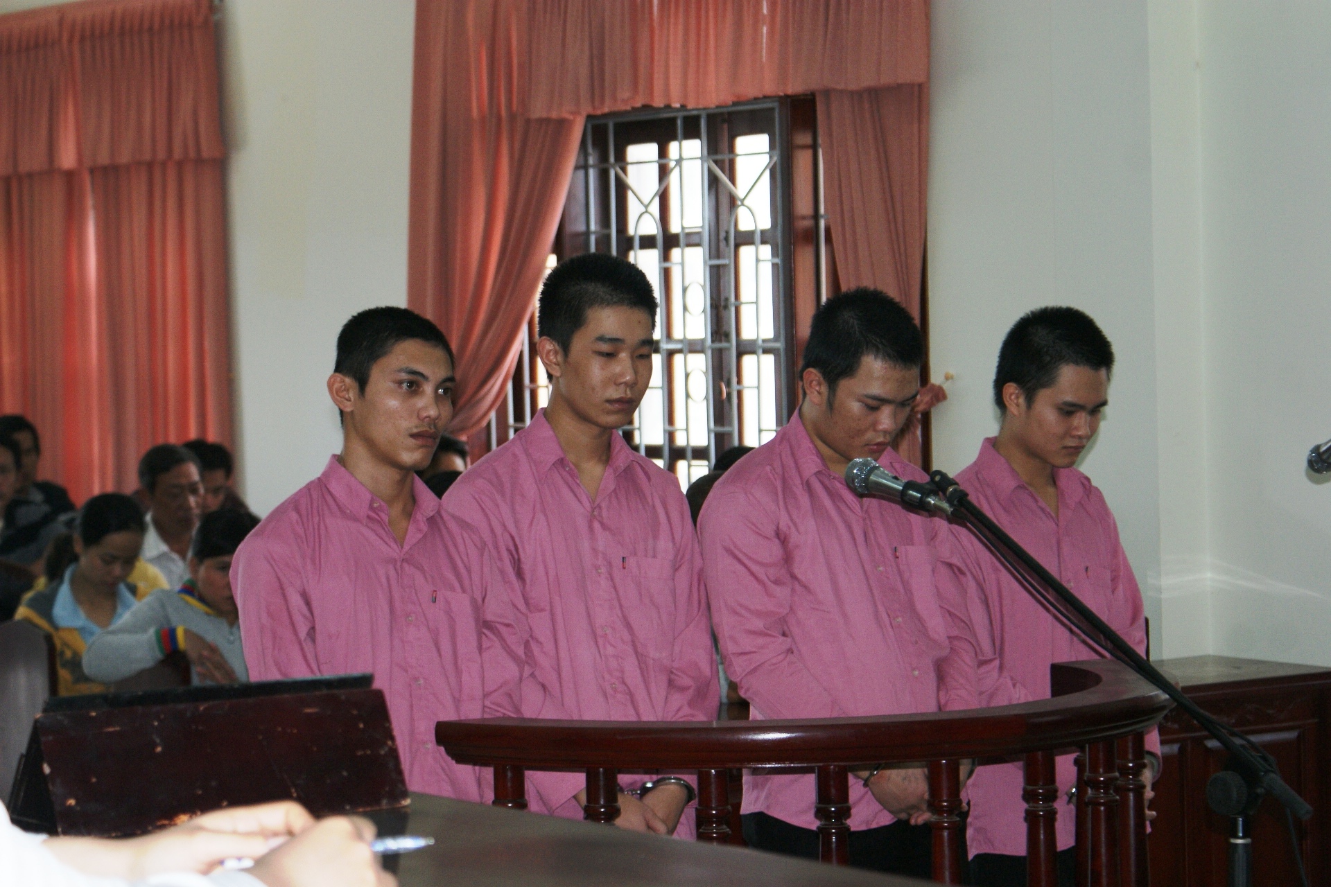 Giúp nhầm côn đồ, một công nhân bị chém dã man