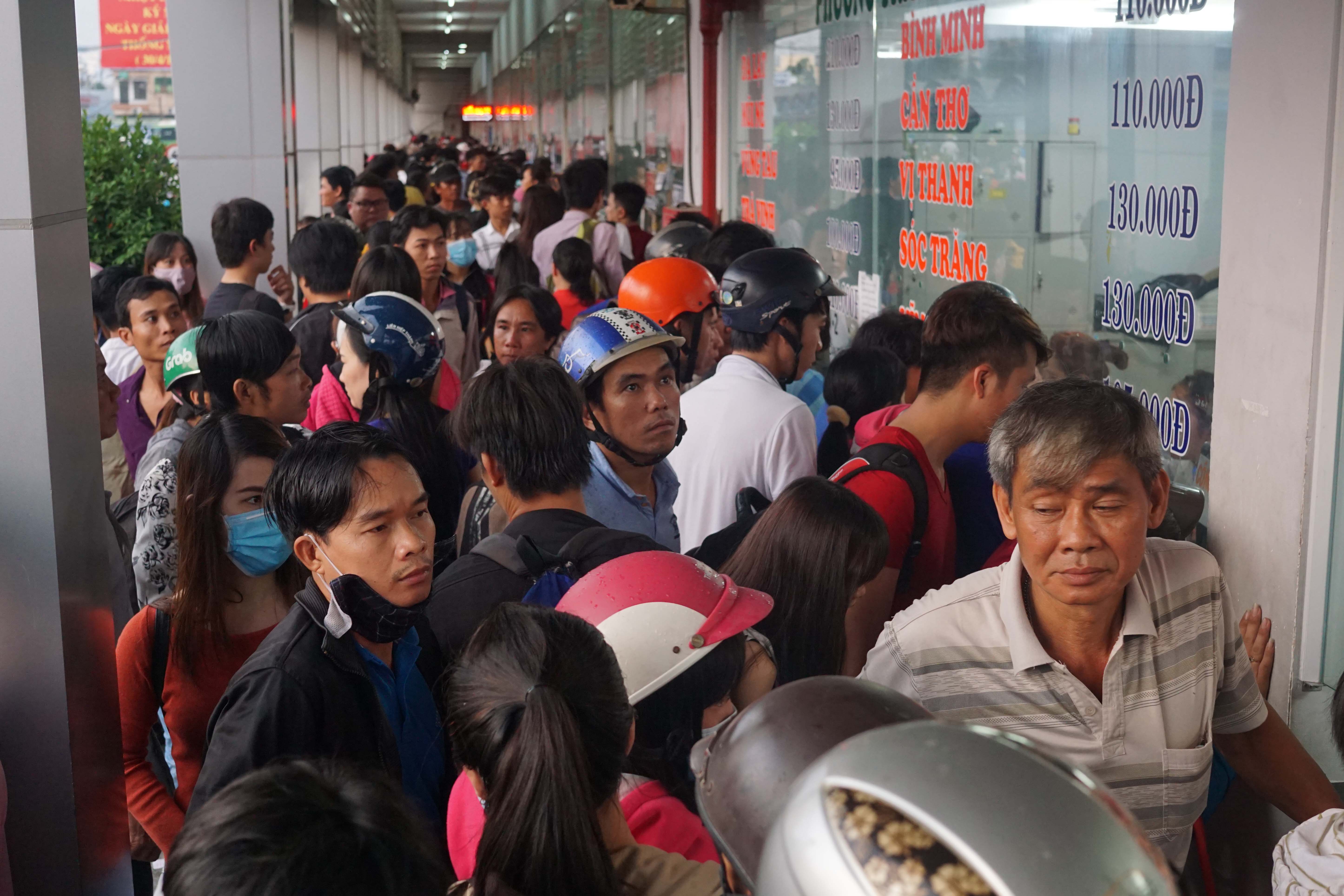 
Đến chiều 29-4, nhiều h&agrave;nh kh&aacute;ch vẫn xếp h&agrave;ng với hy vọng mua những tấm v&eacute; cuối c&ugrave;ng để kịp ng&agrave;y nghỉ lễ
