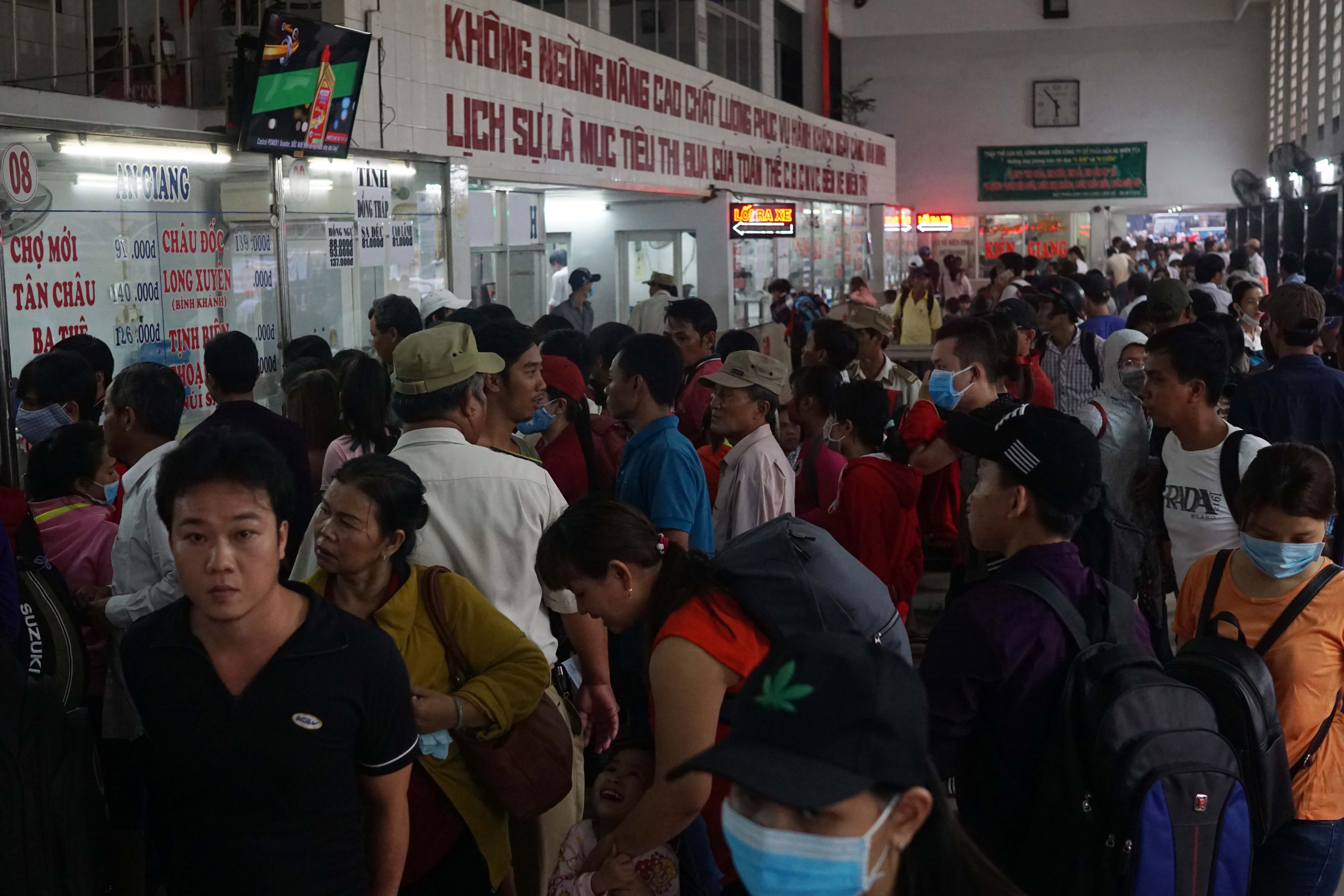 
B&ecirc;n trong nh&agrave; ga, h&agrave;nh kh&aacute;ch dồn ứ trước c&aacute;c quầy v&eacute;
