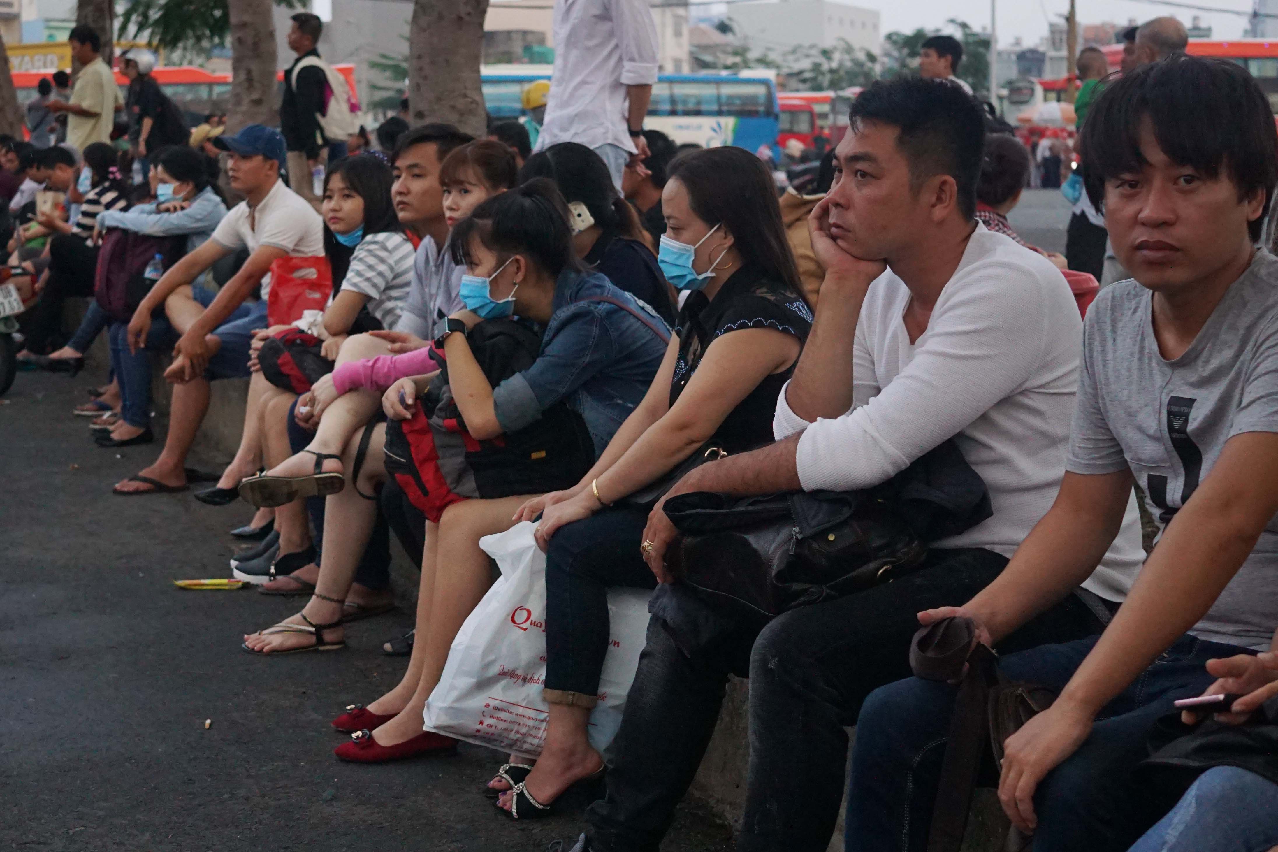 
H&agrave;nh kh&aacute;ch trong bến xe Miền T&acirc;y mệt mỏi ngồi chờ xe
