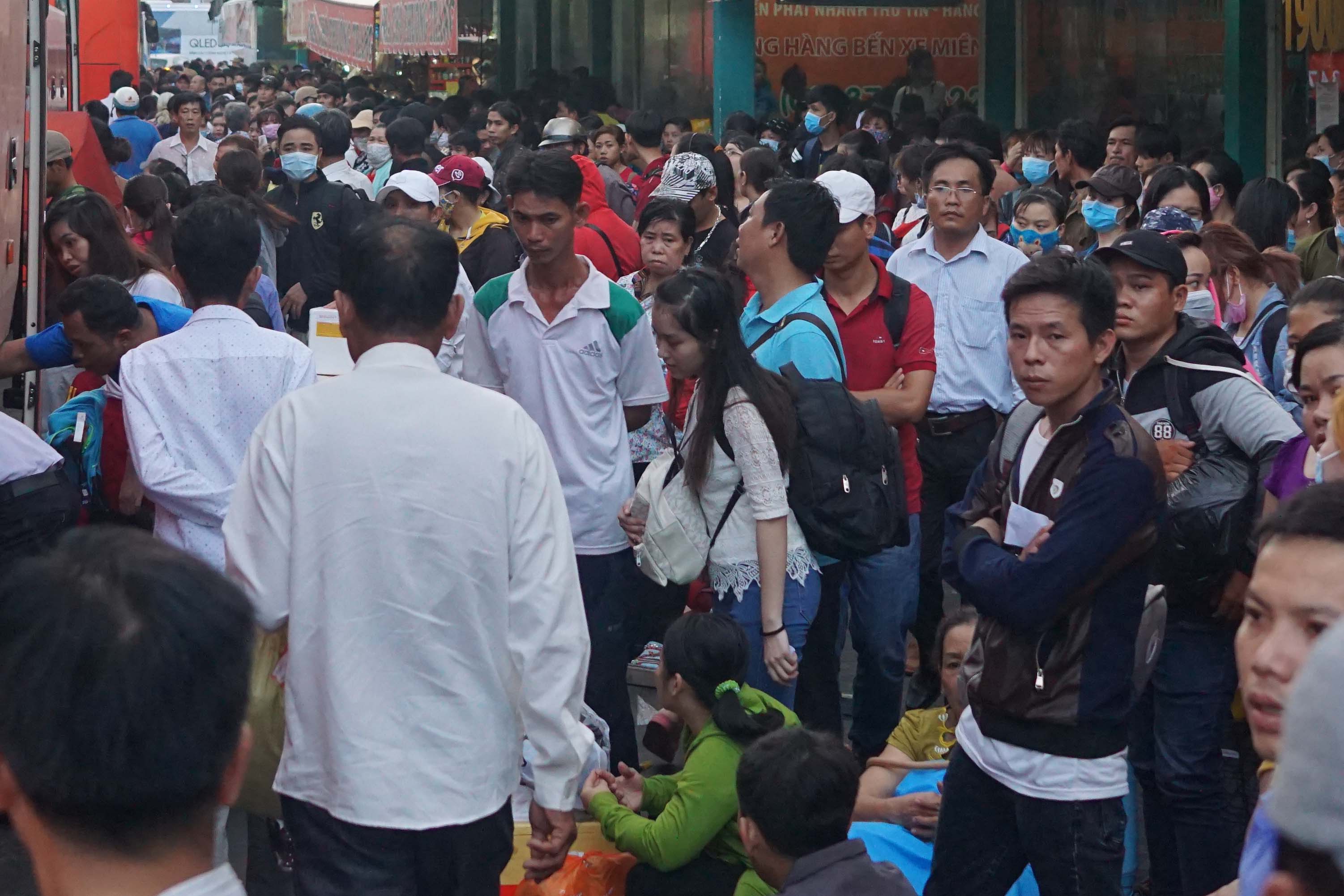 
H&agrave;ng ng&agrave;n người phải chịu cảnh chờ đợi
