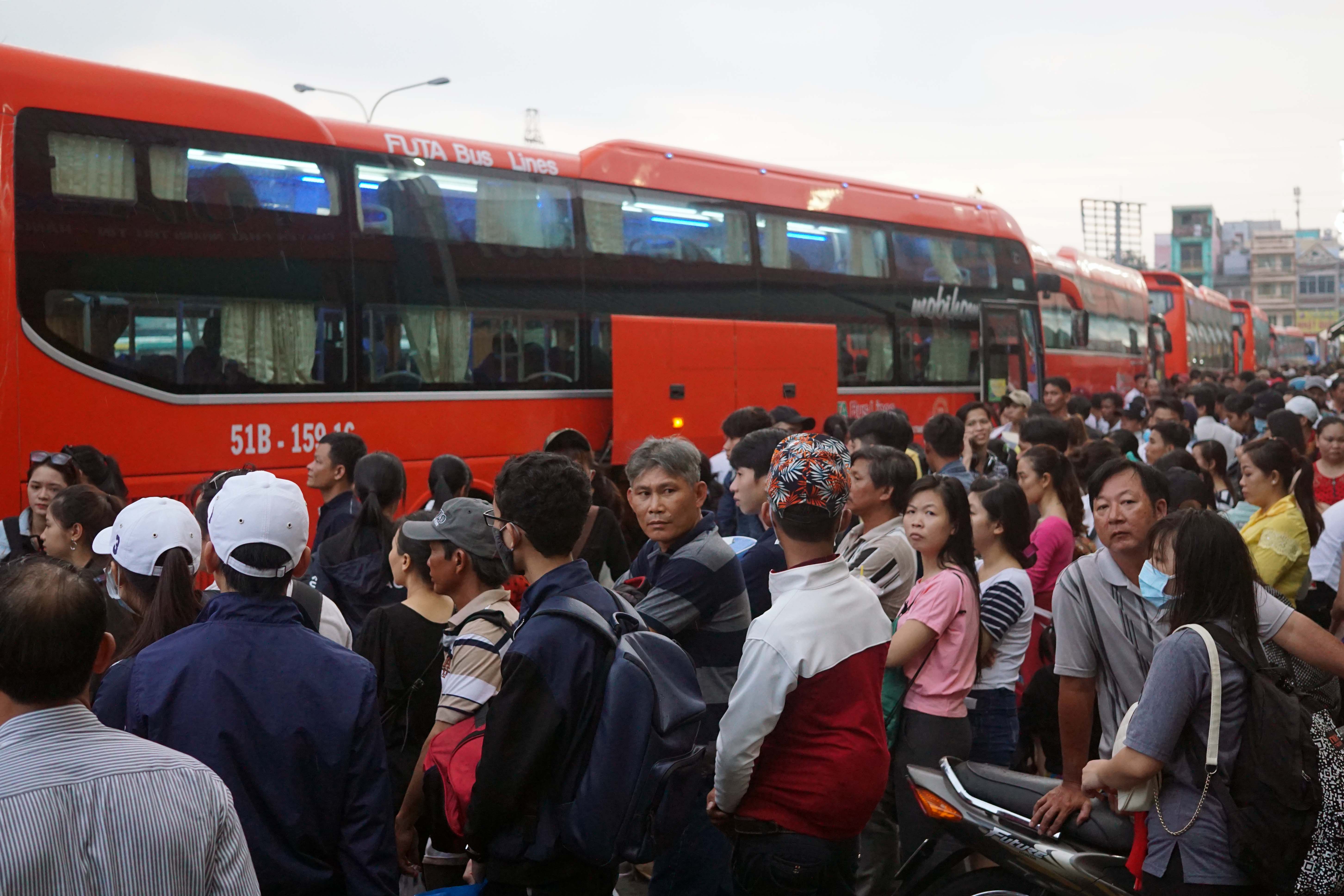 
Theo ph&iacute;a nh&agrave; xe, do kẹt xe tr&ecirc;n Quốc lộ 1 v&agrave; ph&agrave; V&agrave;m Cống n&ecirc;n trễ giờ đ&oacute;n kh&aacute;ch
