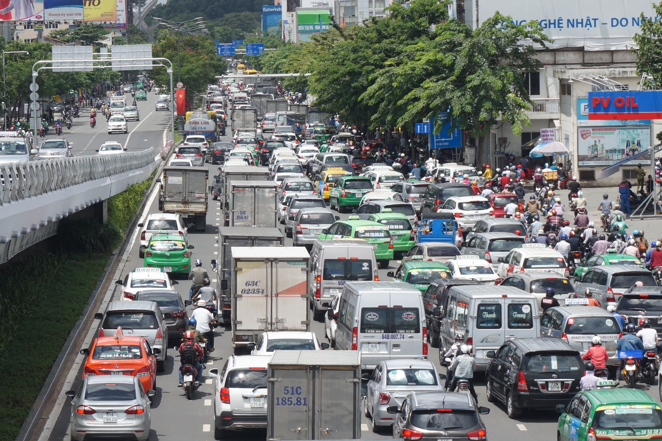 Cầu vượt thép chưa “xử” được kẹt xe ở sân bay Tân Sơn Nhất - Ảnh 1.