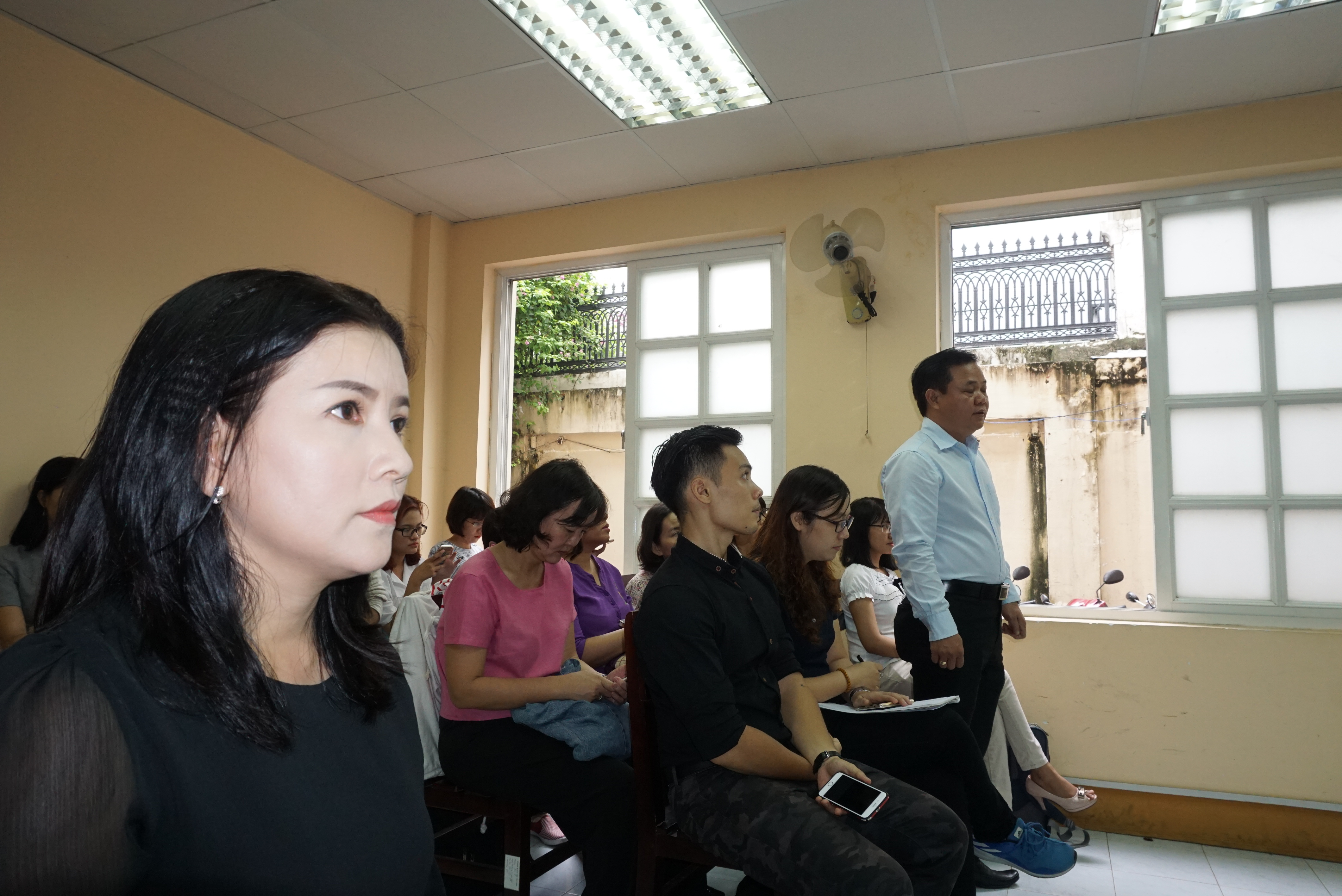 Ngọc Trinh muốn ngất xỉu khi tòa hoãn xử