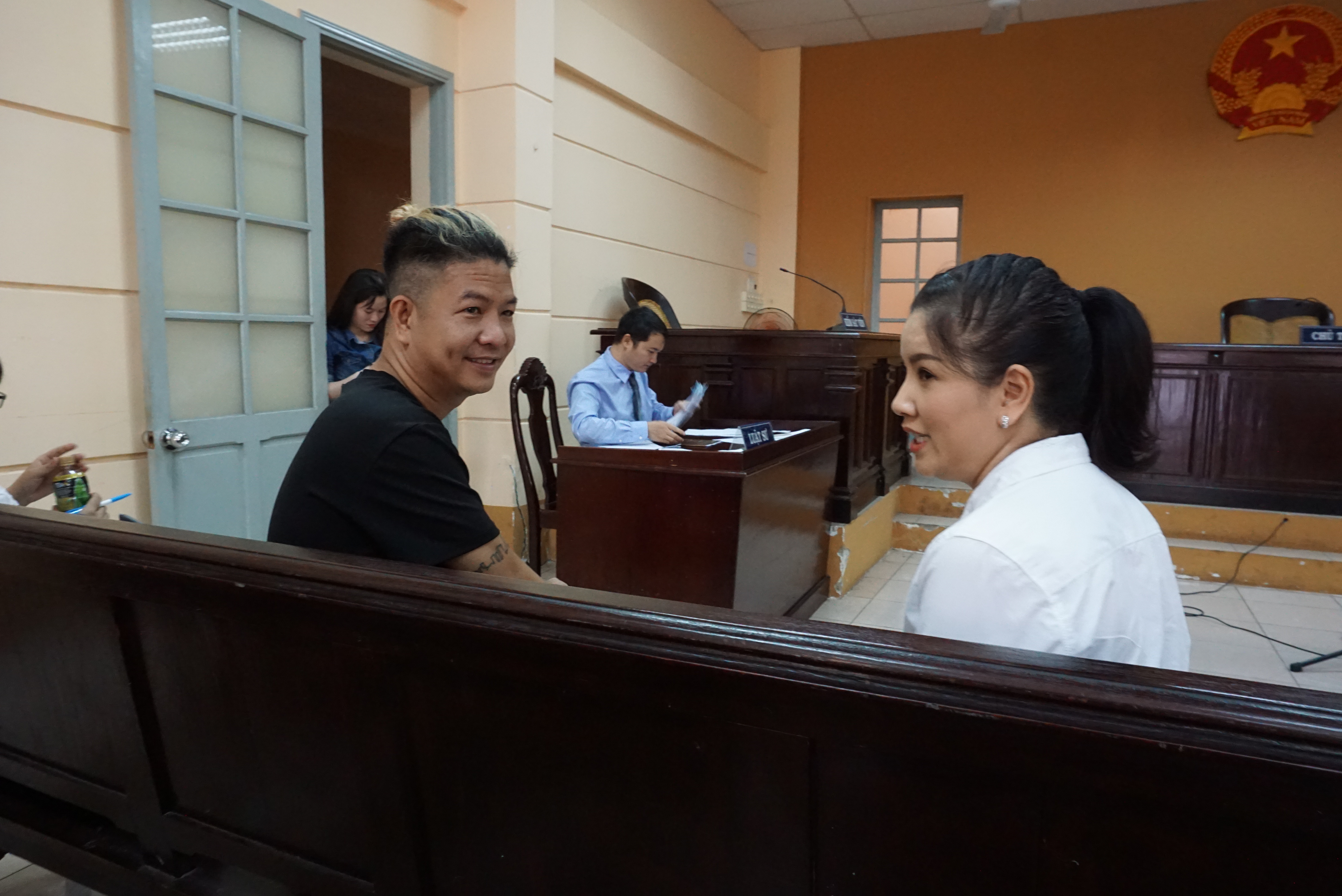 NSƯT Nguyễn C&ocirc;ng Ninh yểm trợ tinh thần cho Ngọc Trinh tại T&ograve;a  - Ảnh 8.