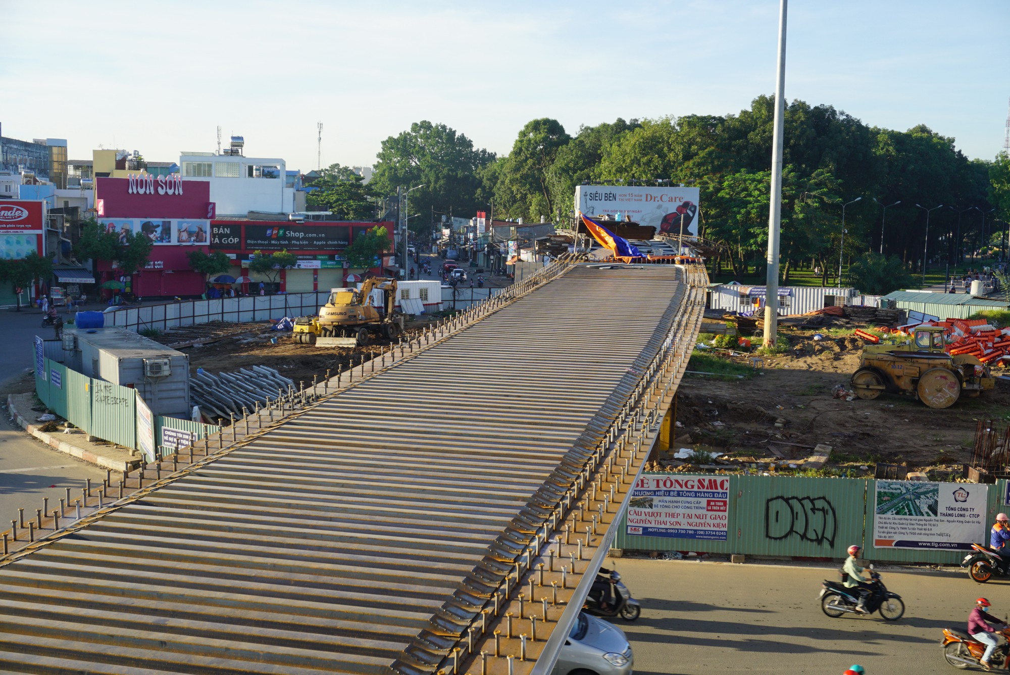 Nh&aacute;nh cầu cửa ng&otilde; T&acirc;n Sơn Nhất vừa th&ocirc;ng, xe vẫn kẹt - Ảnh 11.