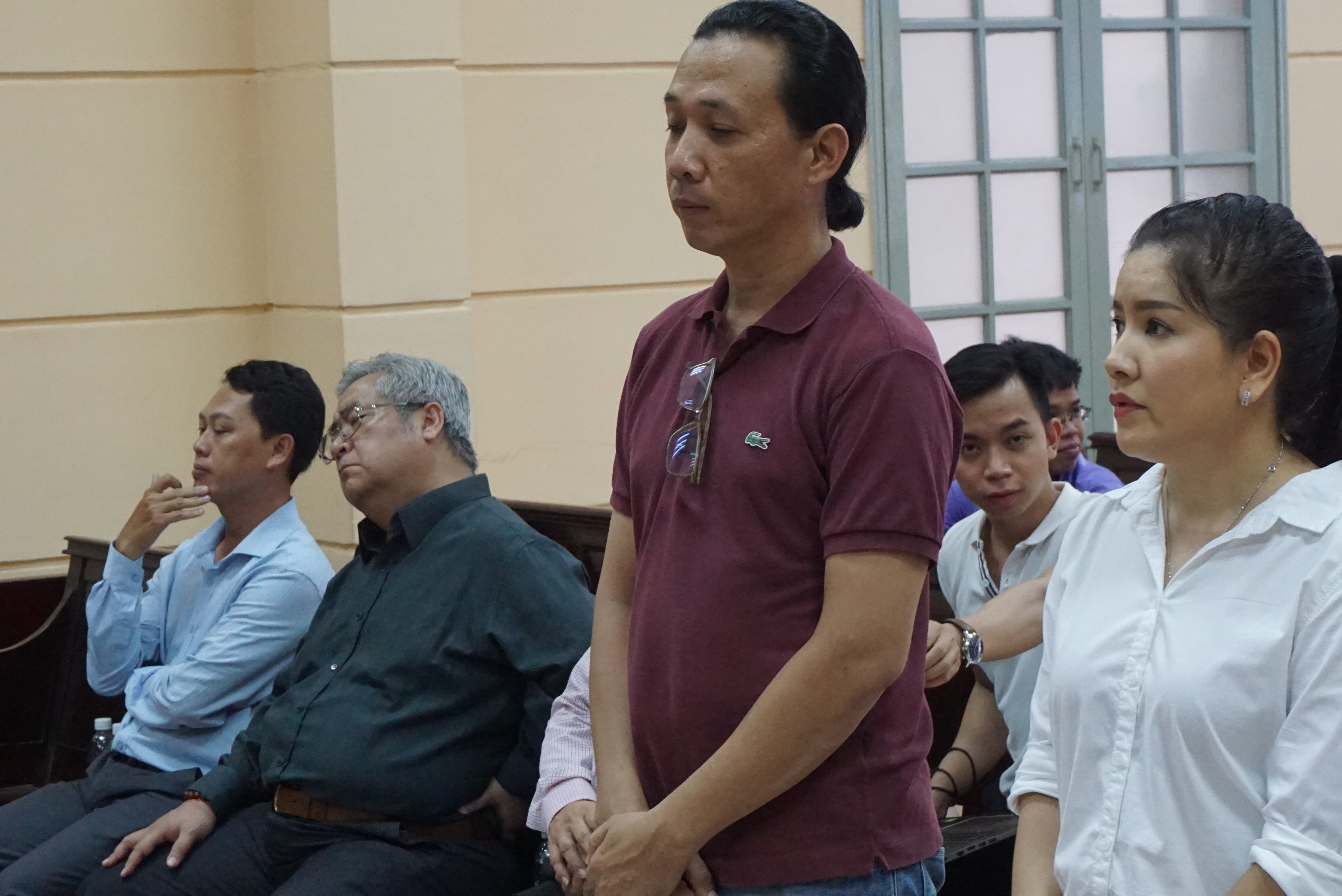 NSƯT Nguyễn C&ocirc;ng Ninh yểm trợ tinh thần cho Ngọc Trinh tại T&ograve;a  - Ảnh 9.