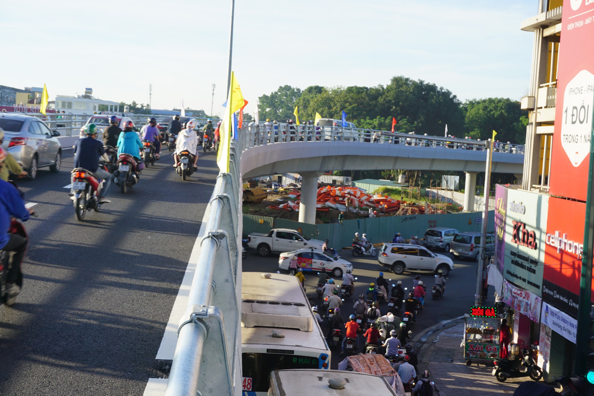 Nh&aacute;nh cầu cửa ng&otilde; T&acirc;n Sơn Nhất vừa th&ocirc;ng, xe vẫn kẹt - Ảnh 7.