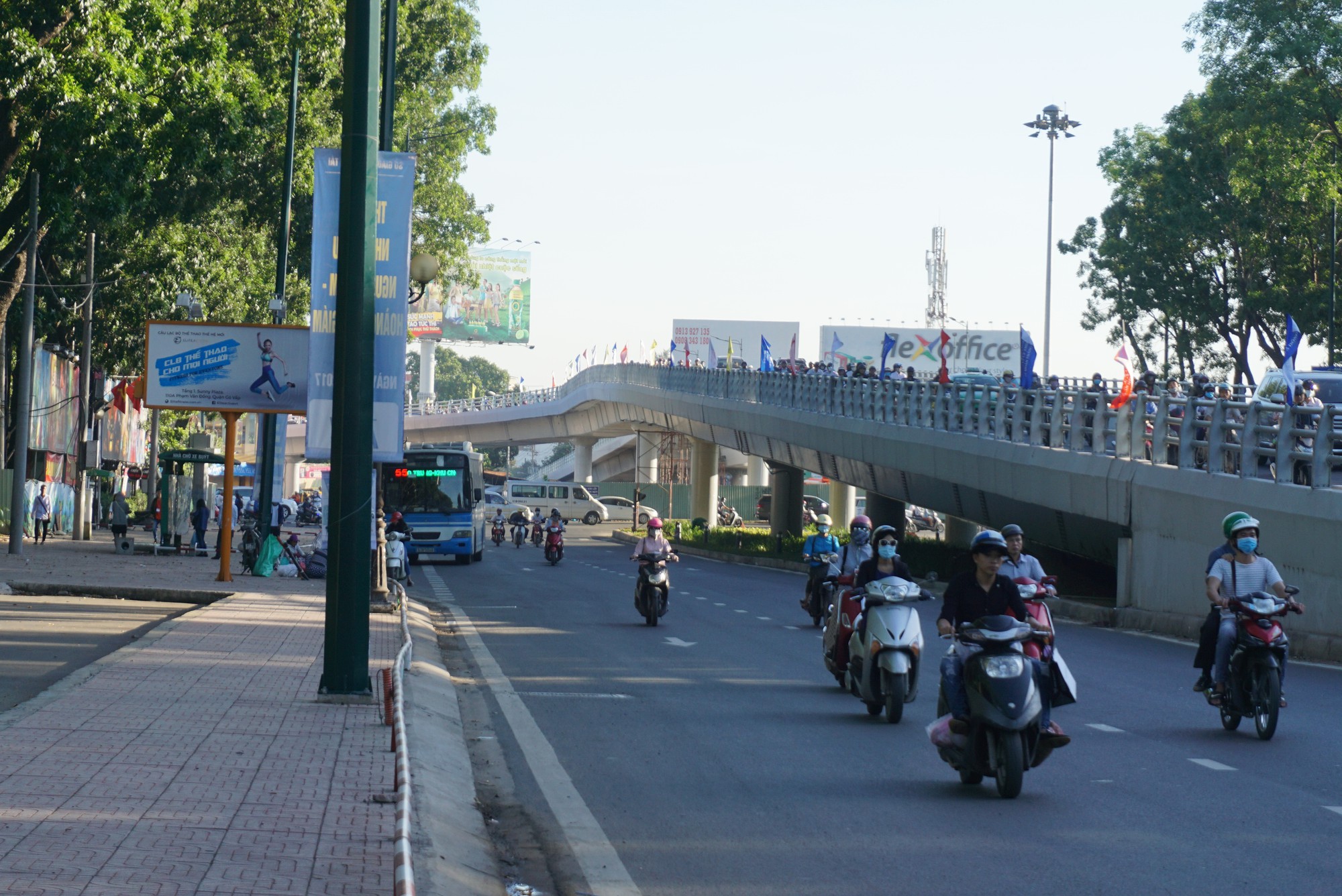 Nh&aacute;nh cầu cửa ng&otilde; T&acirc;n Sơn Nhất vừa th&ocirc;ng, xe vẫn kẹt - Ảnh 8.