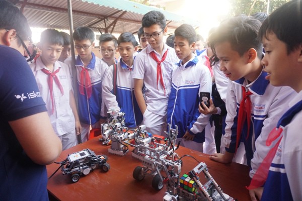 Học sinh v&ugrave;ng cao h&ograve; reo với robot, th&iacute; nghiệm khoa học - Ảnh 3.
