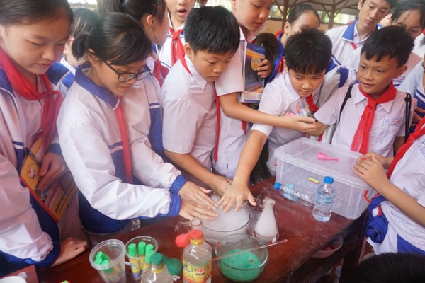 Học sinh v&ugrave;ng cao h&ograve; reo với robot, th&iacute; nghiệm khoa học - Ảnh 4.